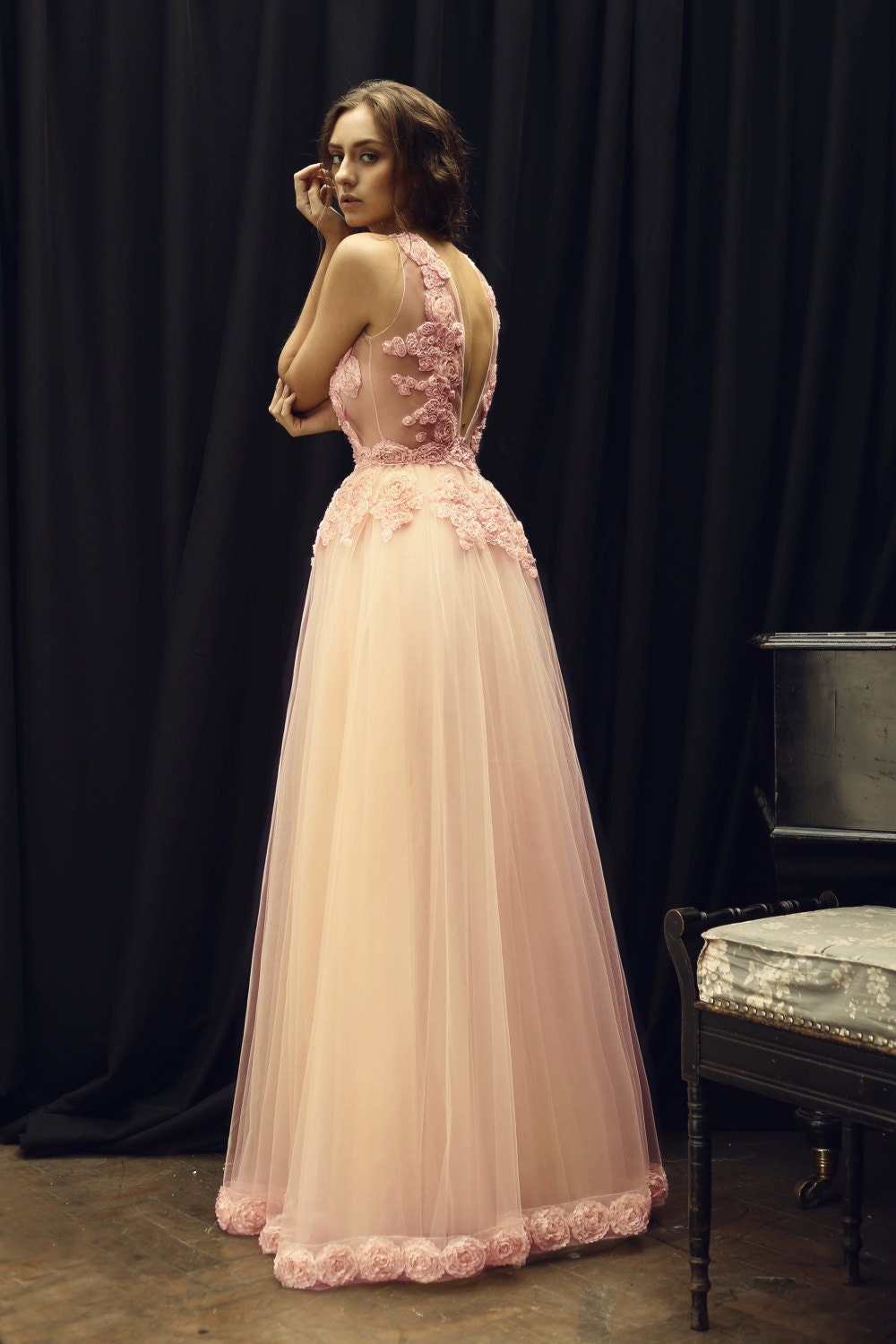Robe de mariée romantique en dentelle et tulle à dos ouvert – Sur mesure
