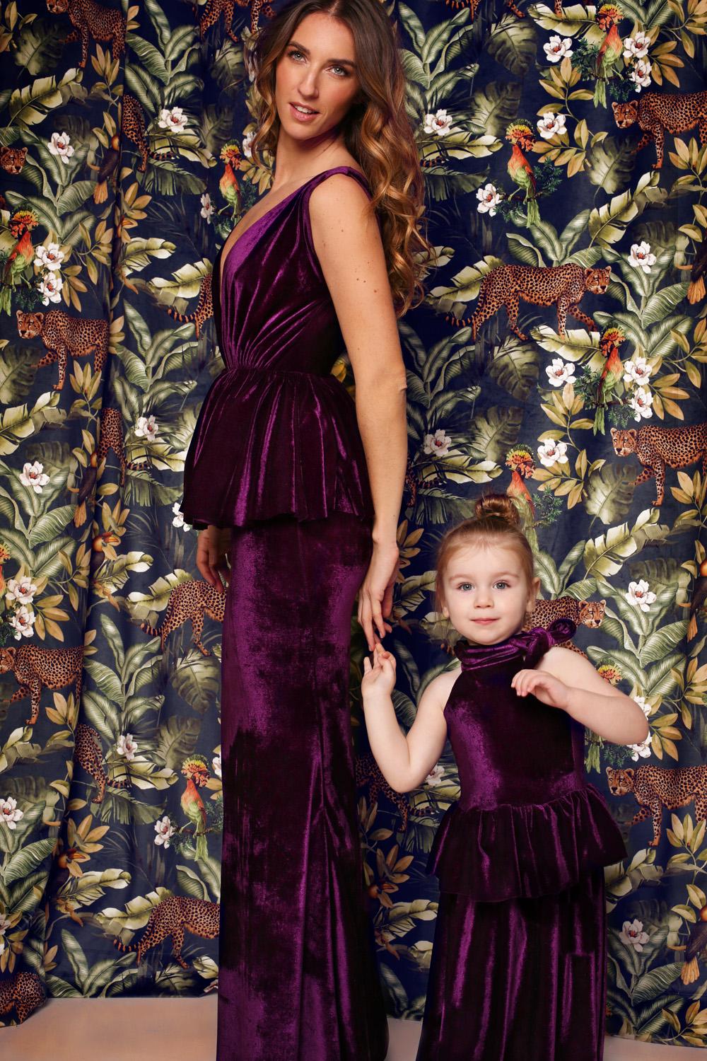 Robe de soirée en velours avec taille à volants et décolleté plongeant