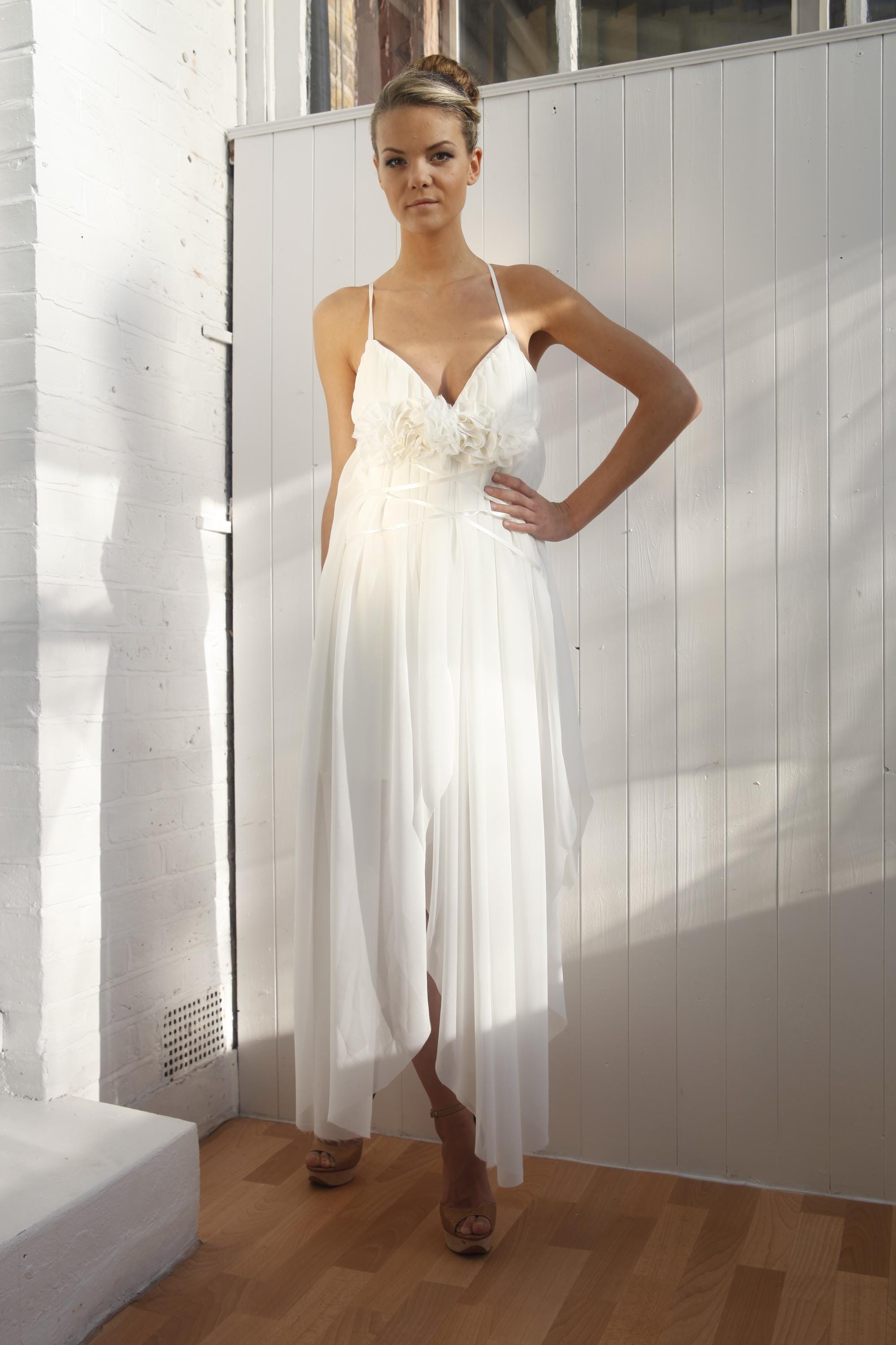 Latina – Robe de mariée de plage en mousseline ornée de roses en satin