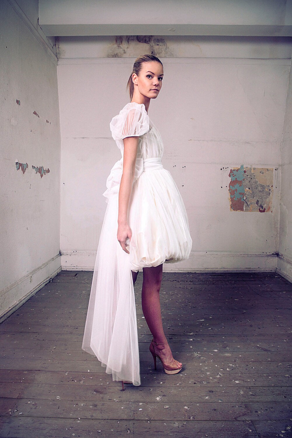 Sofia – Robe de mariée midi vintage à manches bouffantes et nœud dans le dos