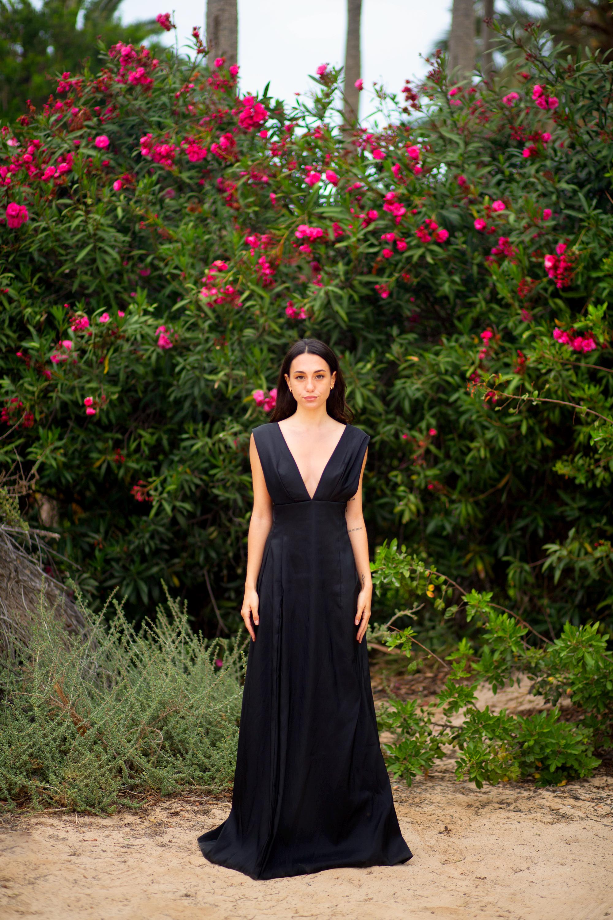 Robe de soirée en taffetas – Décolleté en V plongeant, longueur ras du sol avec fente latérale, sur mesure