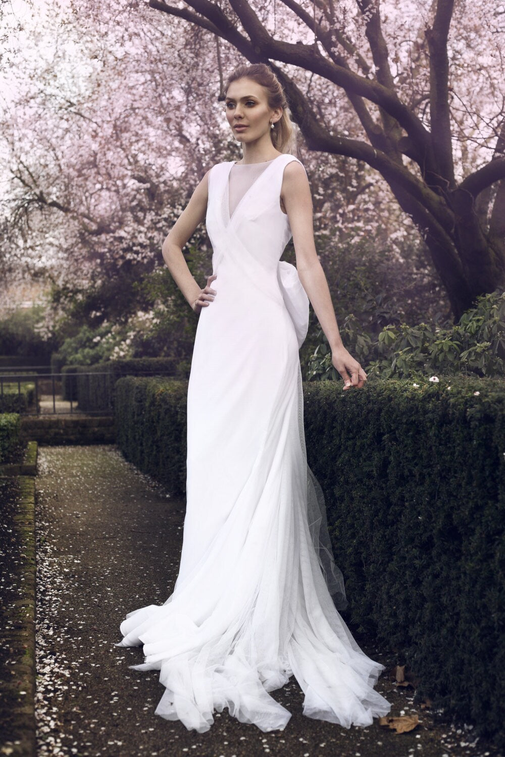 Nikole – Robe de mariée en tulle et satin duchesse, col en V, avec nœud amovible