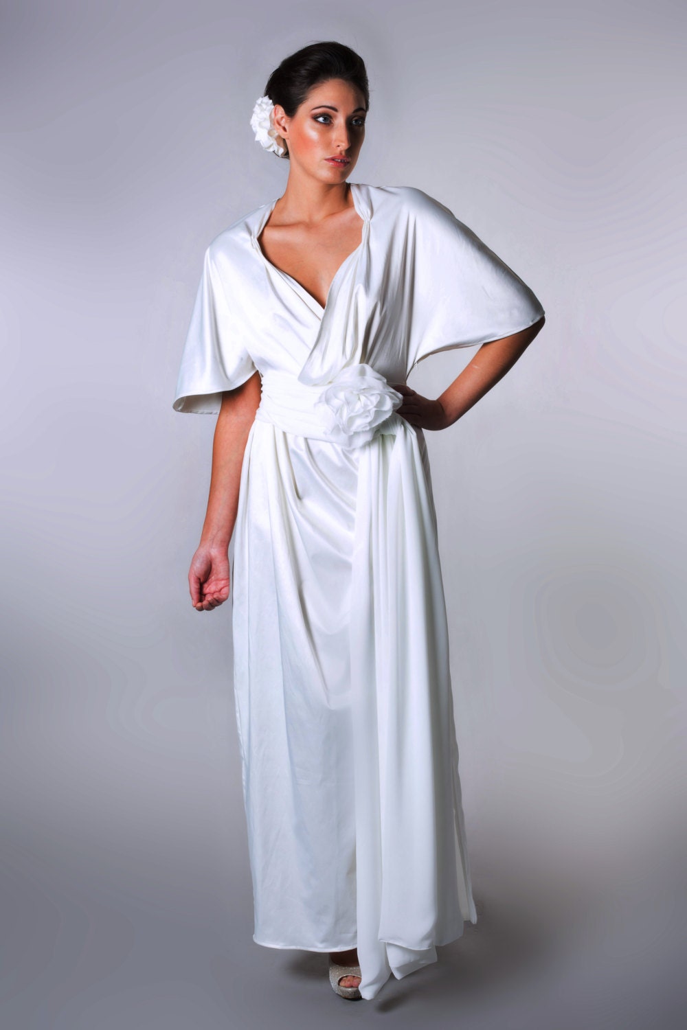 Naples – Robe de mariée en satin soyeux à manches larges et ceinture ornée d'une rose