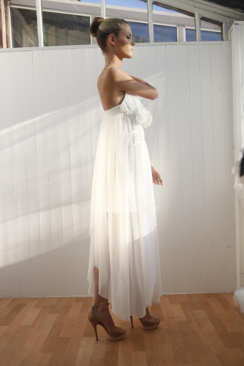 Latina – Robe de mariée de plage en mousseline ornée de roses en satin