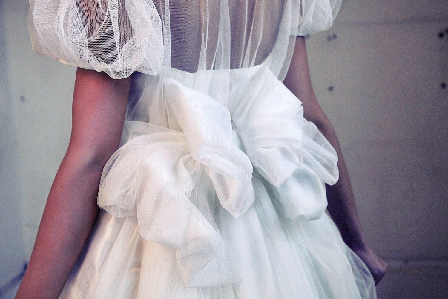 Sofia – Robe de mariée midi vintage à manches bouffantes et nœud dans le dos
