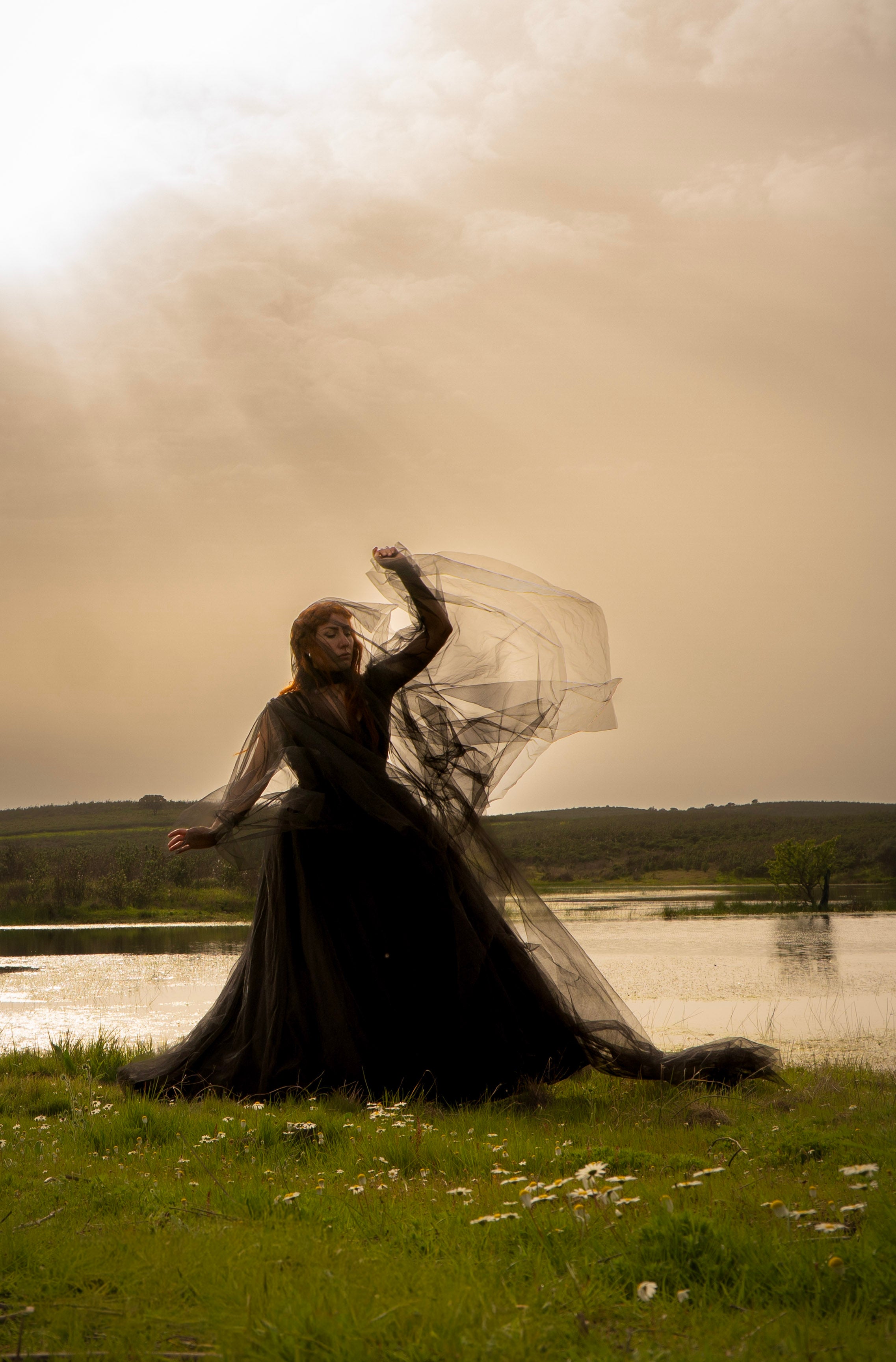 Mist – Robe longue en tulle noir avec cape et dos ouvert
