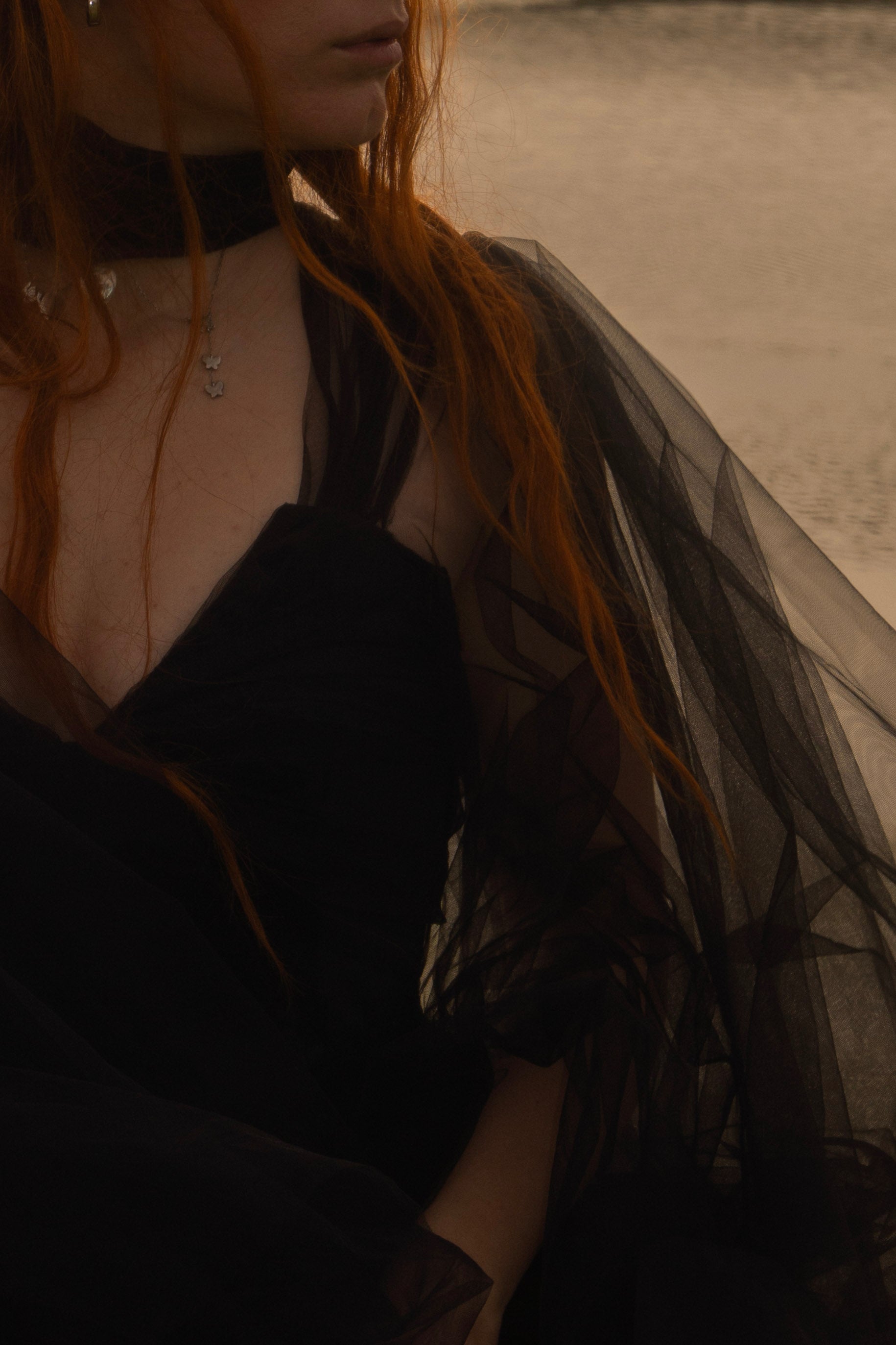 Mist – Robe longue en tulle noir avec cape et dos ouvert