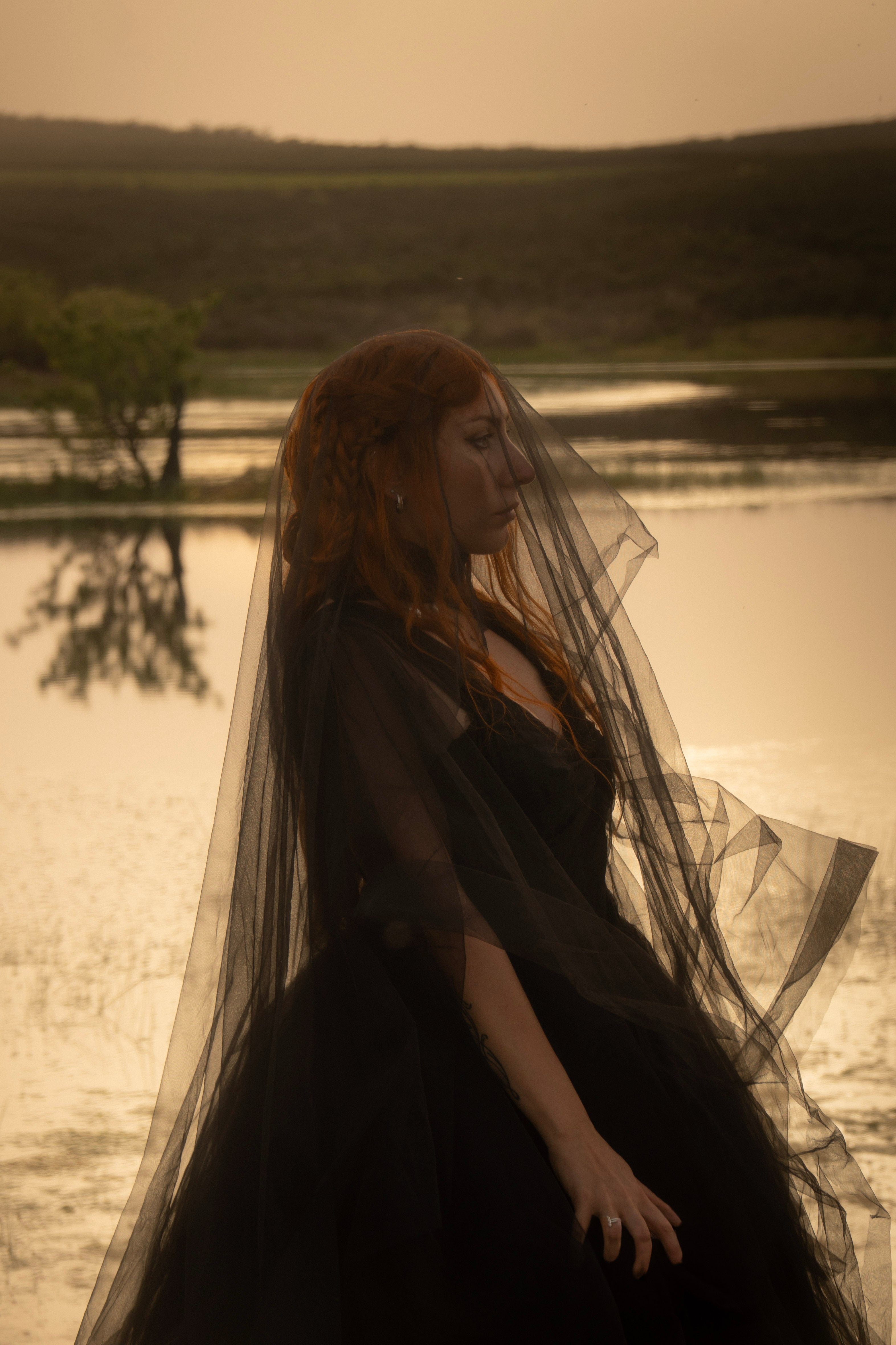 Mist – Robe longue en tulle noir avec cape et dos ouvert