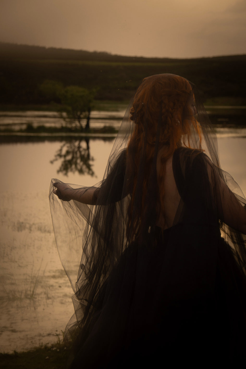 Mist – Robe longue en tulle noir avec cape et dos ouvert