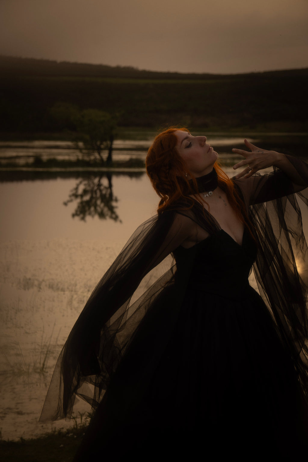 Mist – Robe longue en tulle noir avec cape et dos ouvert
