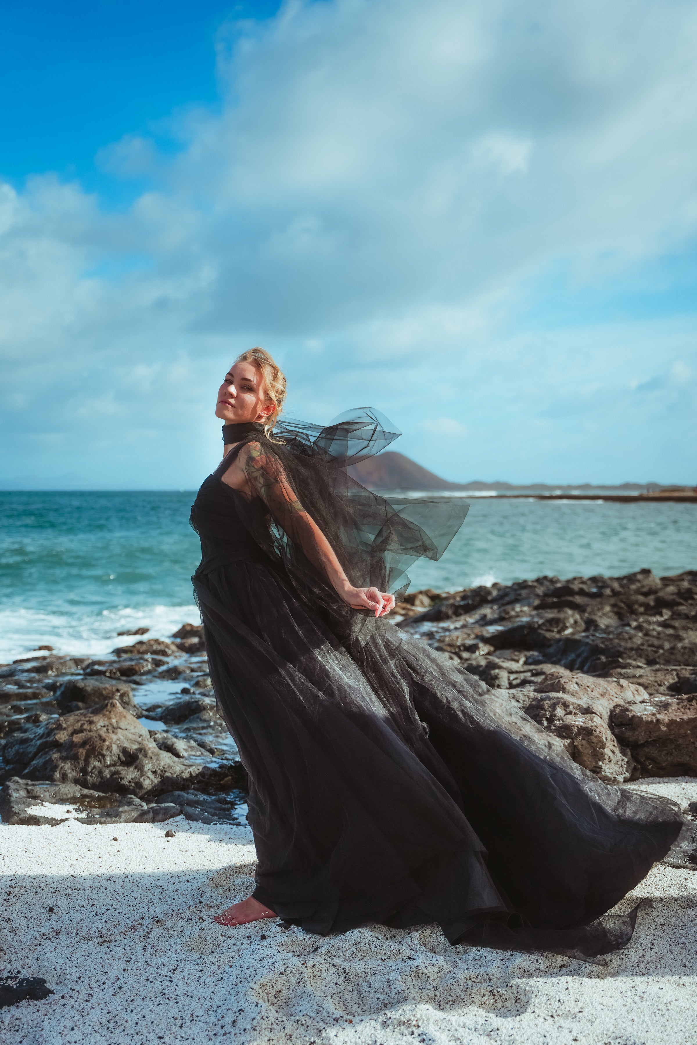 Mist – Robe longue en tulle noir avec cape et dos ouvert