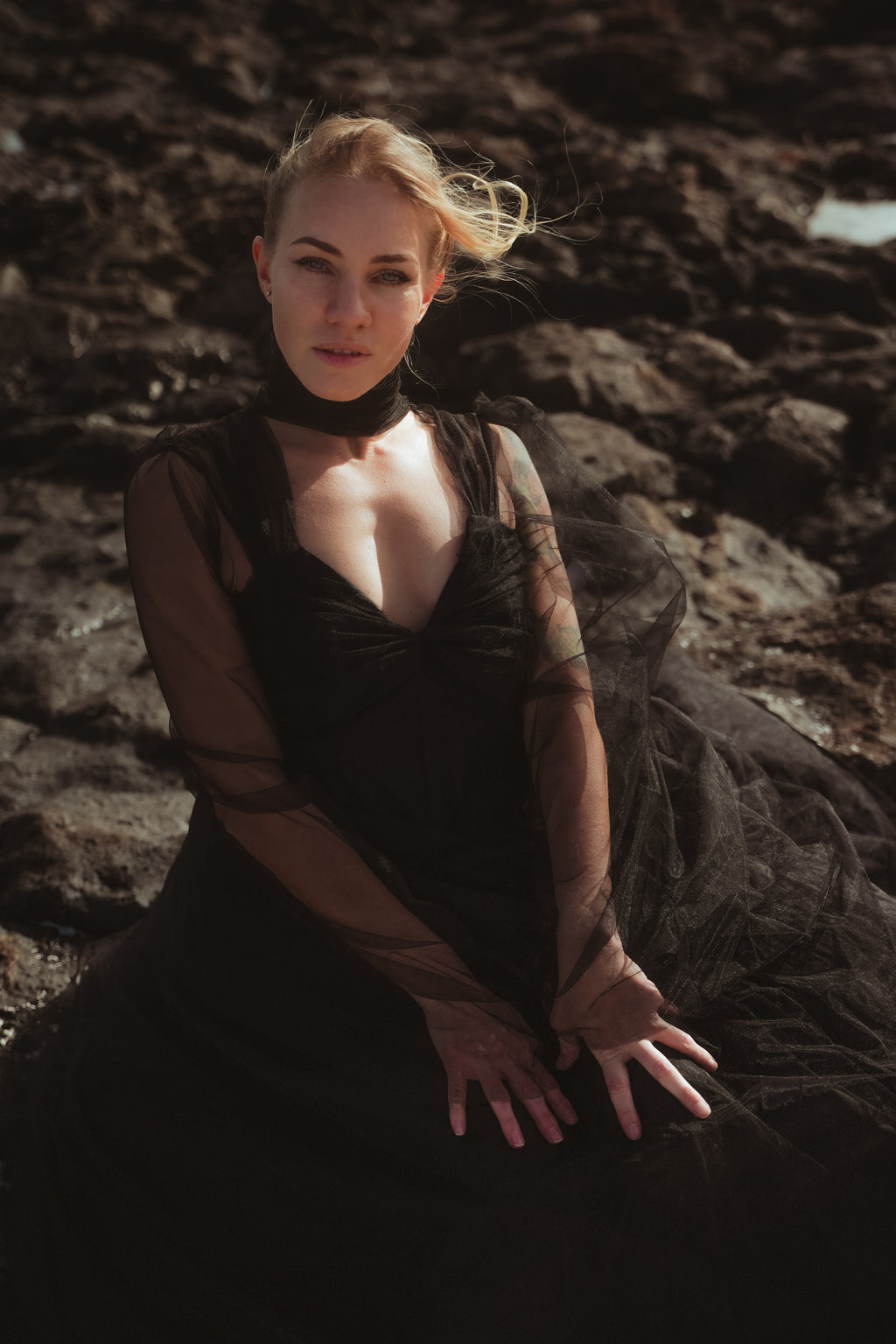 Mist – Robe longue en tulle noir avec cape et dos ouvert