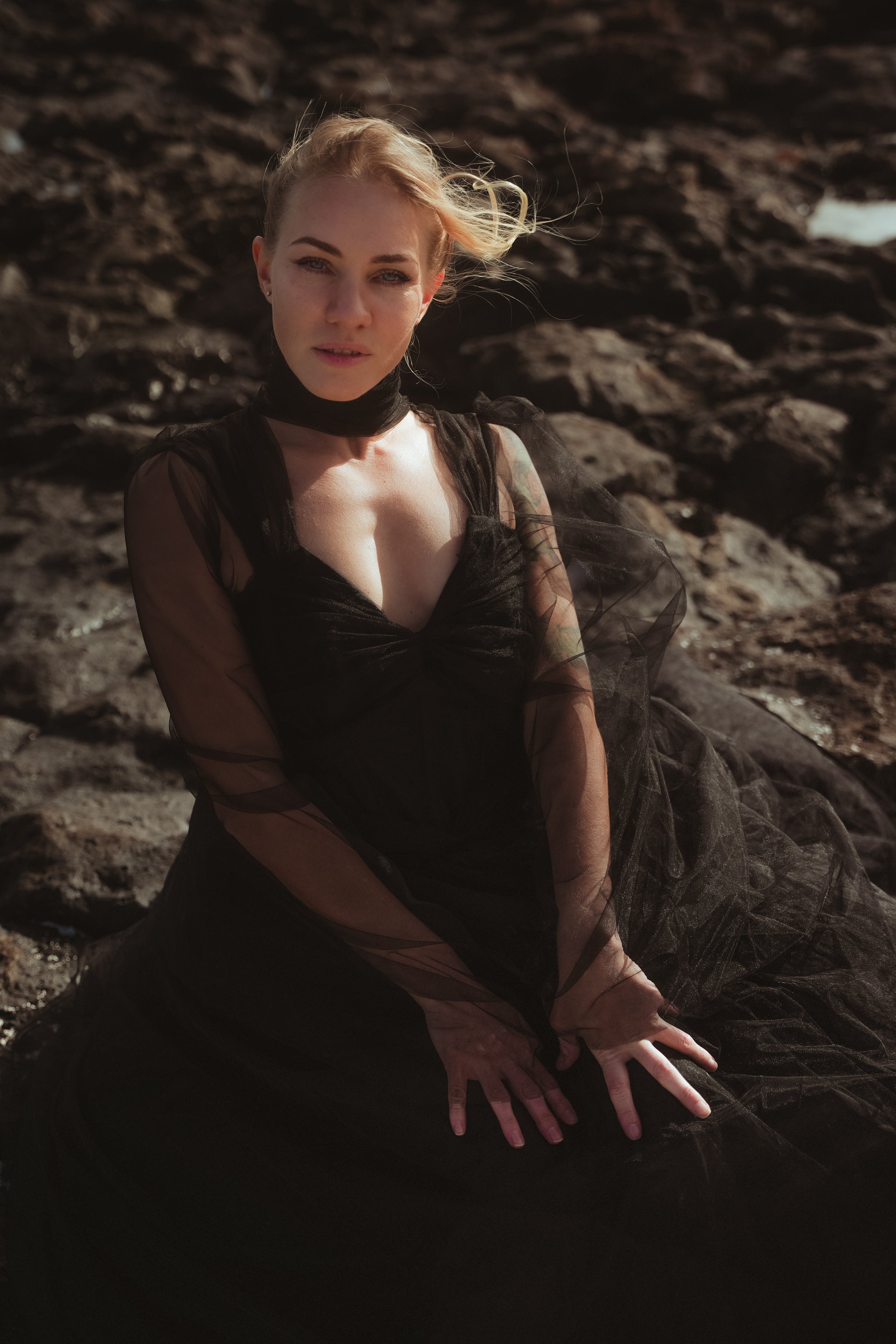Mist – Robe longue en tulle noir avec cape et dos ouvert