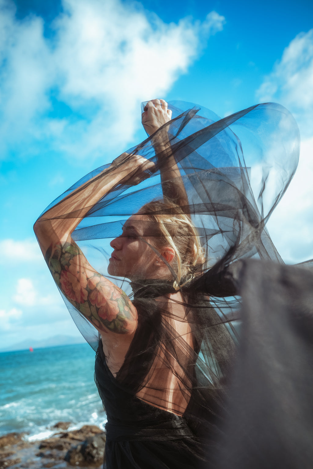 Mist – Robe longue en tulle noir avec cape et dos ouvert