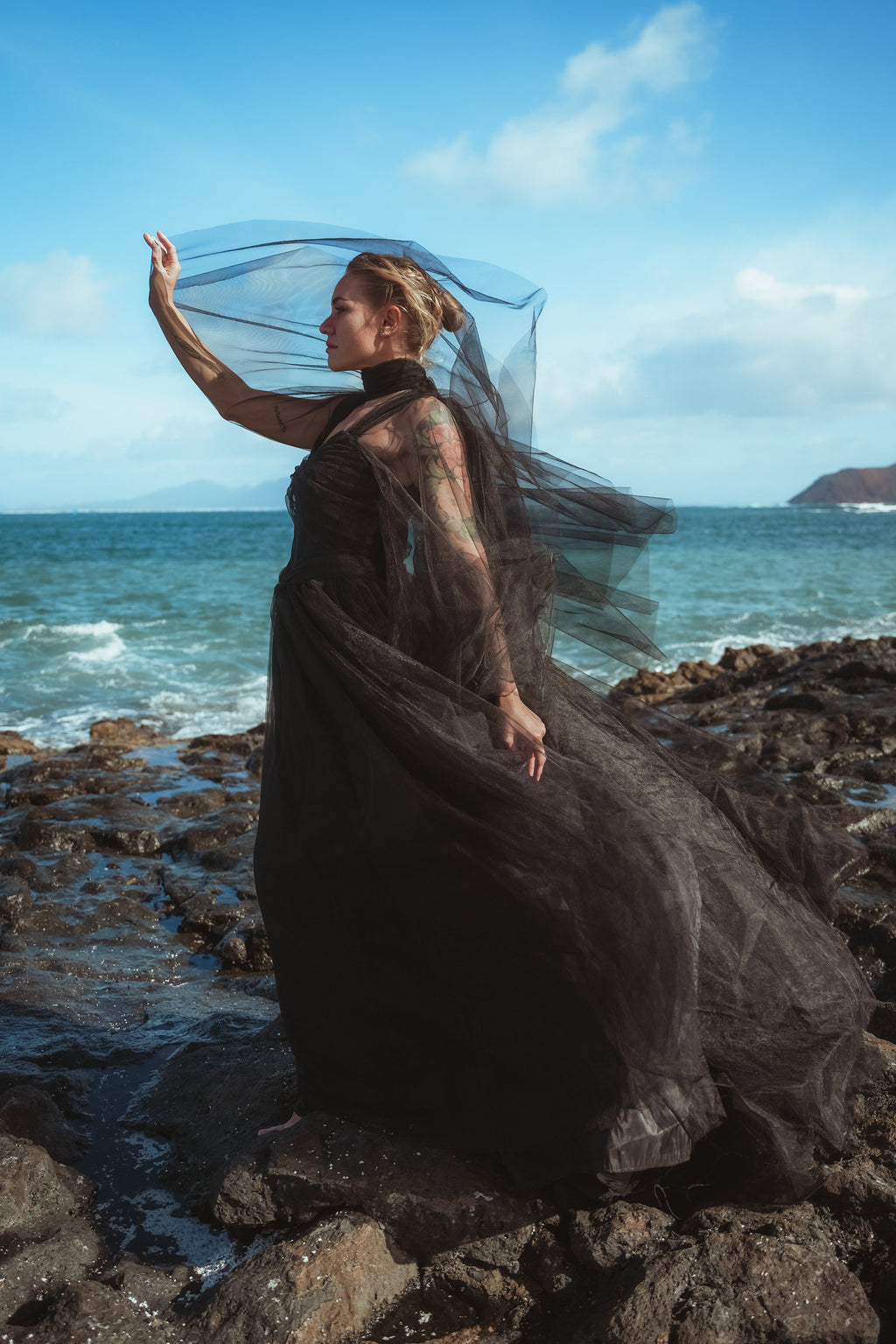 Mist – Robe longue en tulle noir avec cape et dos ouvert