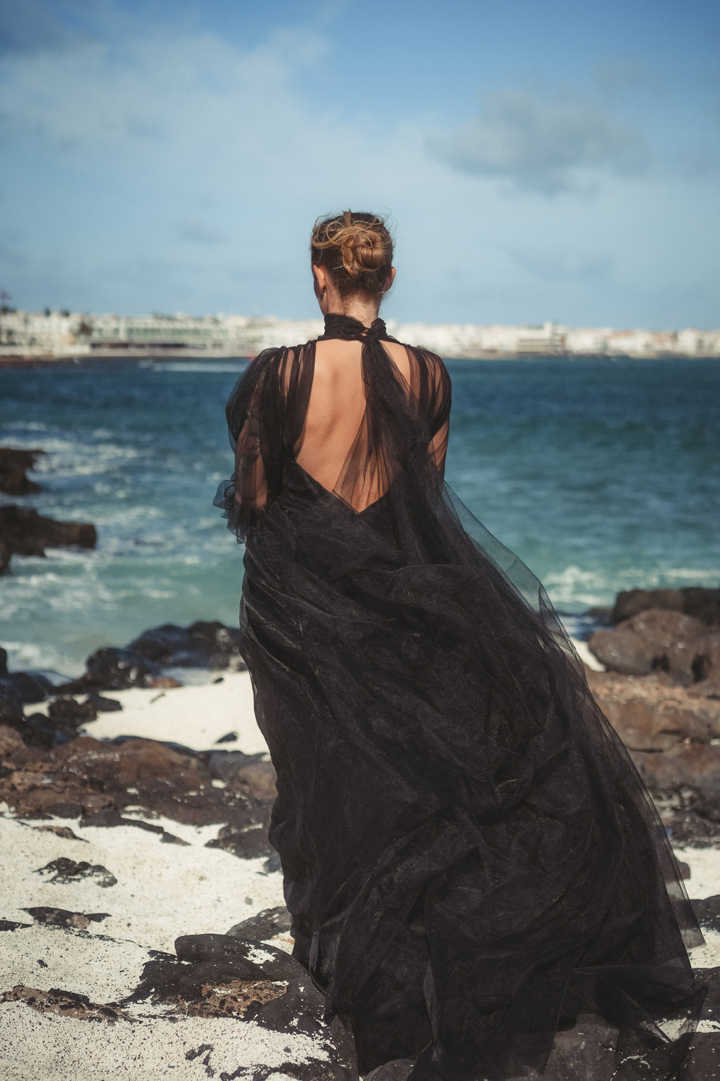 Mist – Robe longue en tulle noir avec cape et dos ouvert
