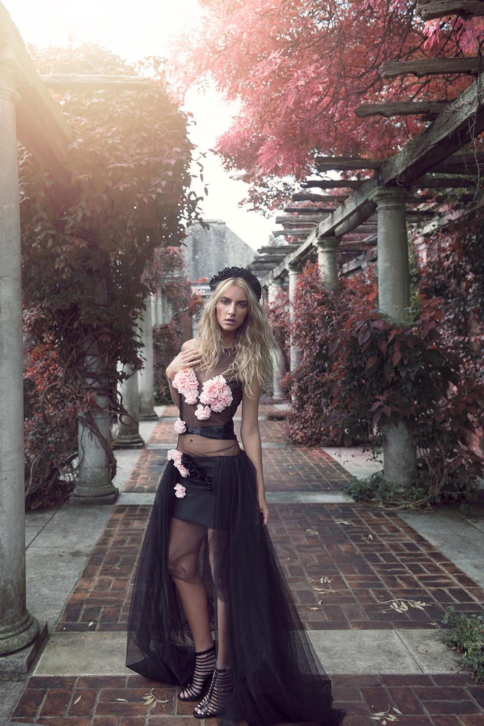 Orchidea – Robe longue en tulle noir transparent avec applications florales 3D