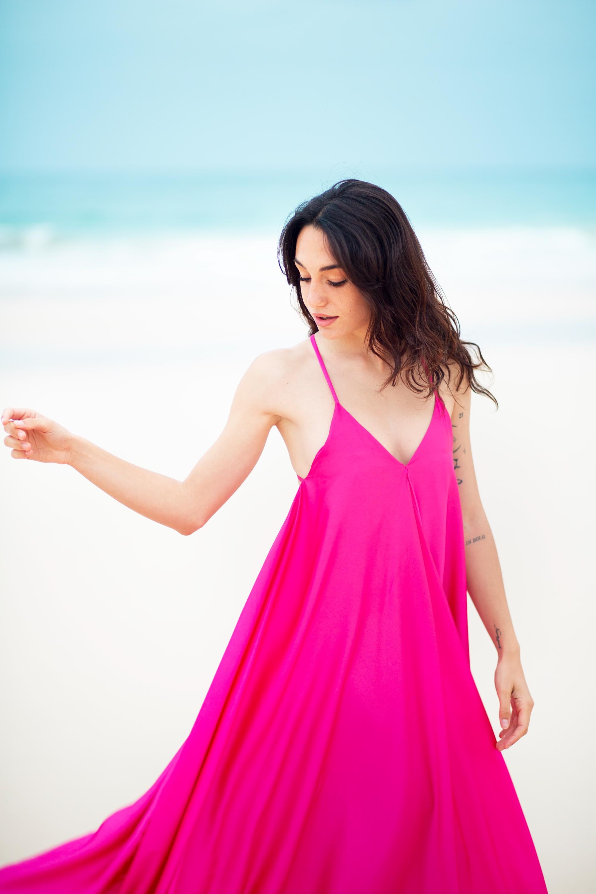 Robe longue en satin dos nu – Robe de soirée fluide et romantique, confectionnée sur mesure