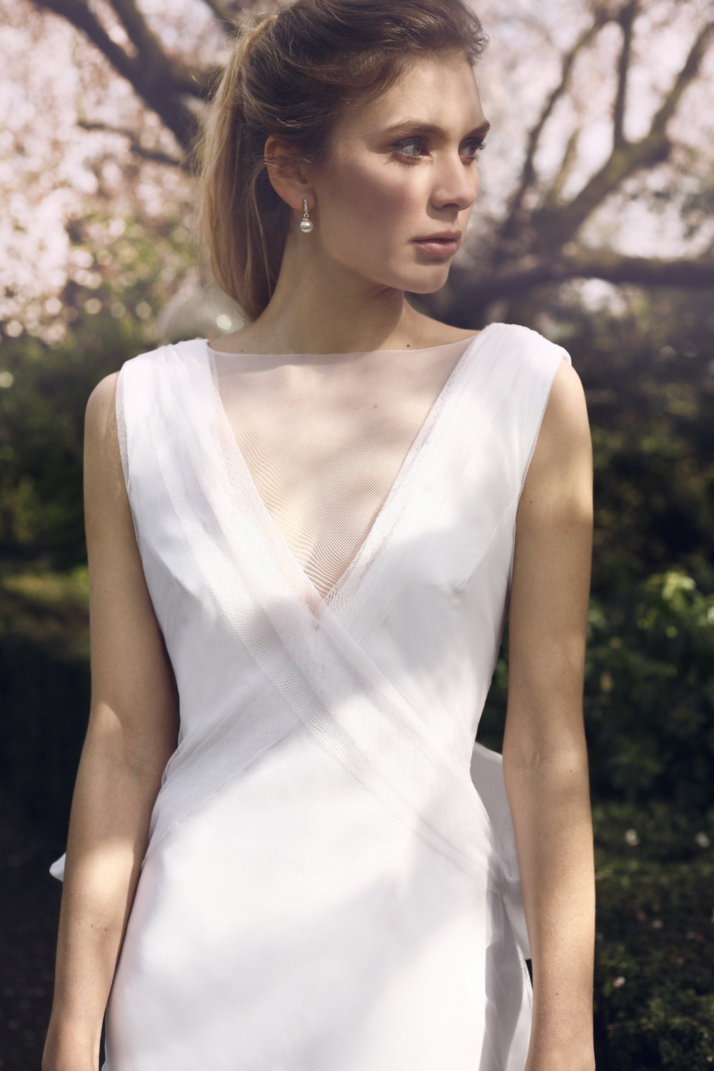 Nikole – Robe de mariée en tulle et satin duchesse, col en V, avec nœud amovible