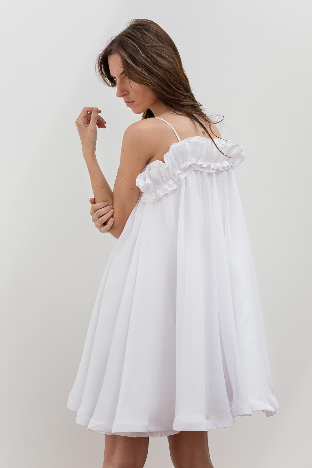 Robe à volants en crêpe mousseline à fines bretelles