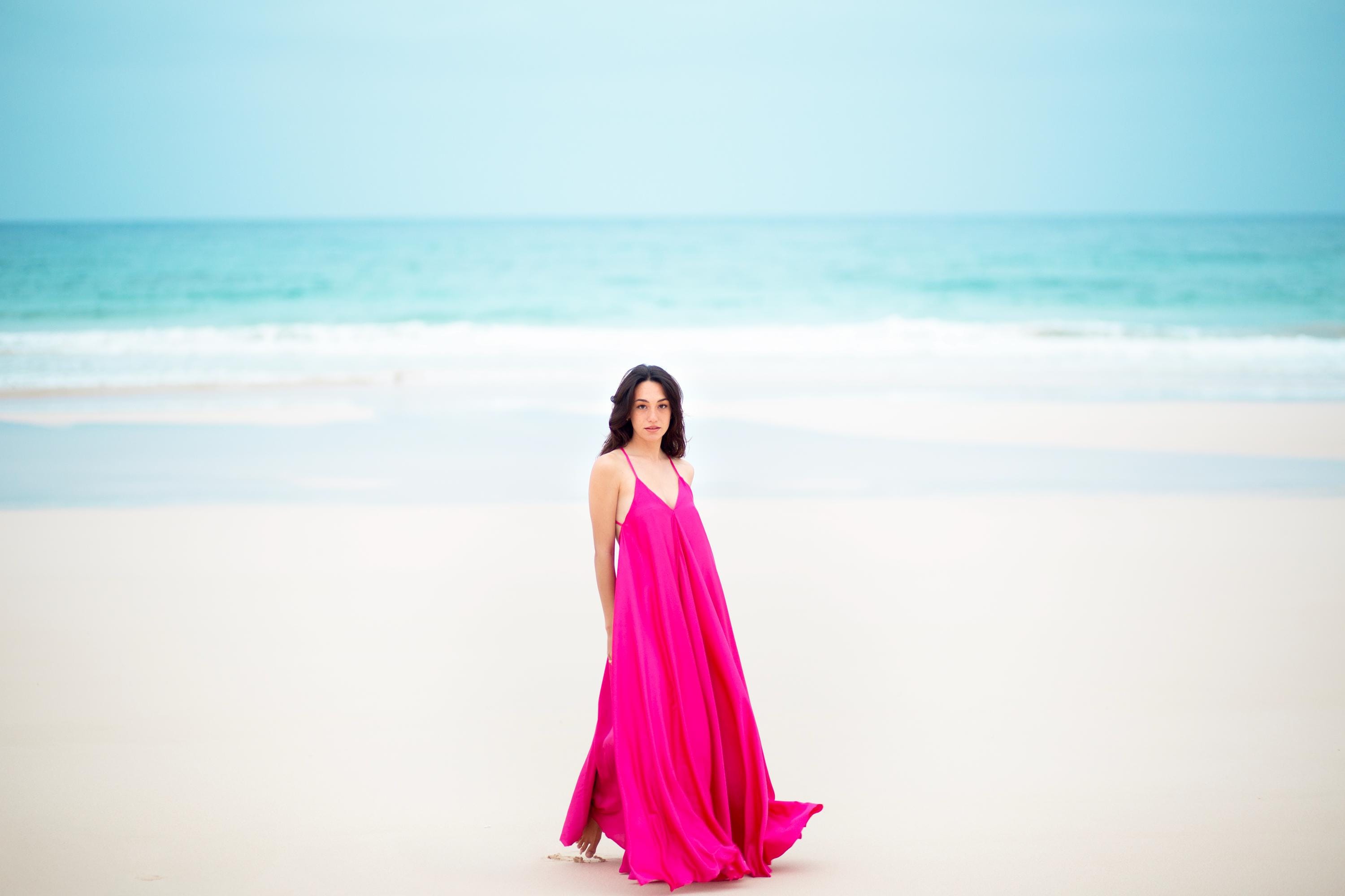 Robe longue en satin dos nu – Robe de soirée fluide et romantique, confectionnée sur mesure