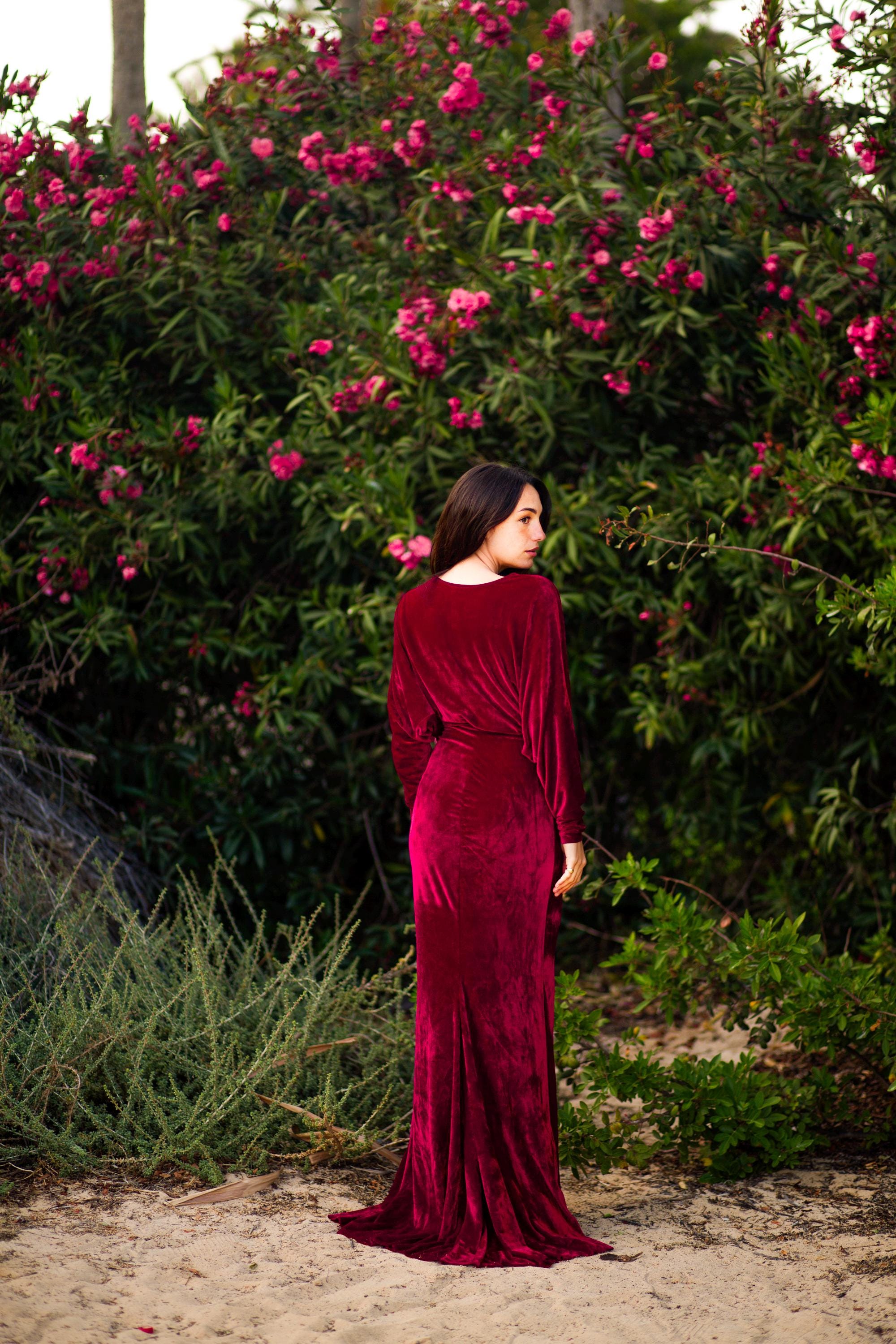 Robe Sirène en Velours – Manches Longues, Décolleté Plongeant en V, Ourlet Queue de Poisson, Sur Mesure
