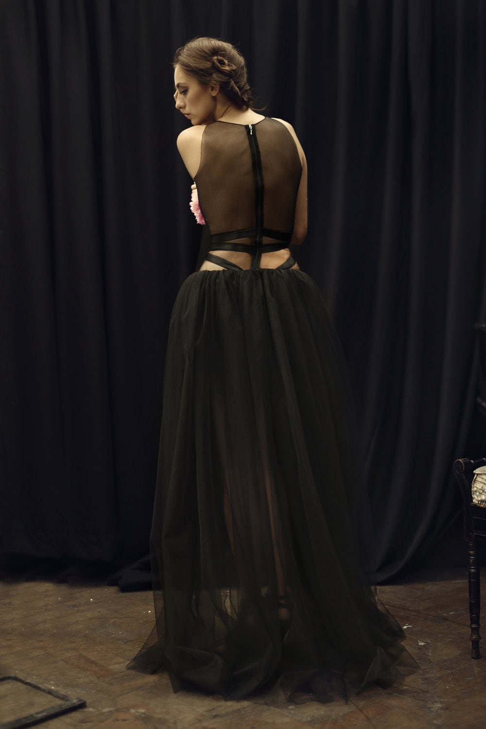 Orchidea – Robe longue en tulle noir transparent avec applications florales 3D