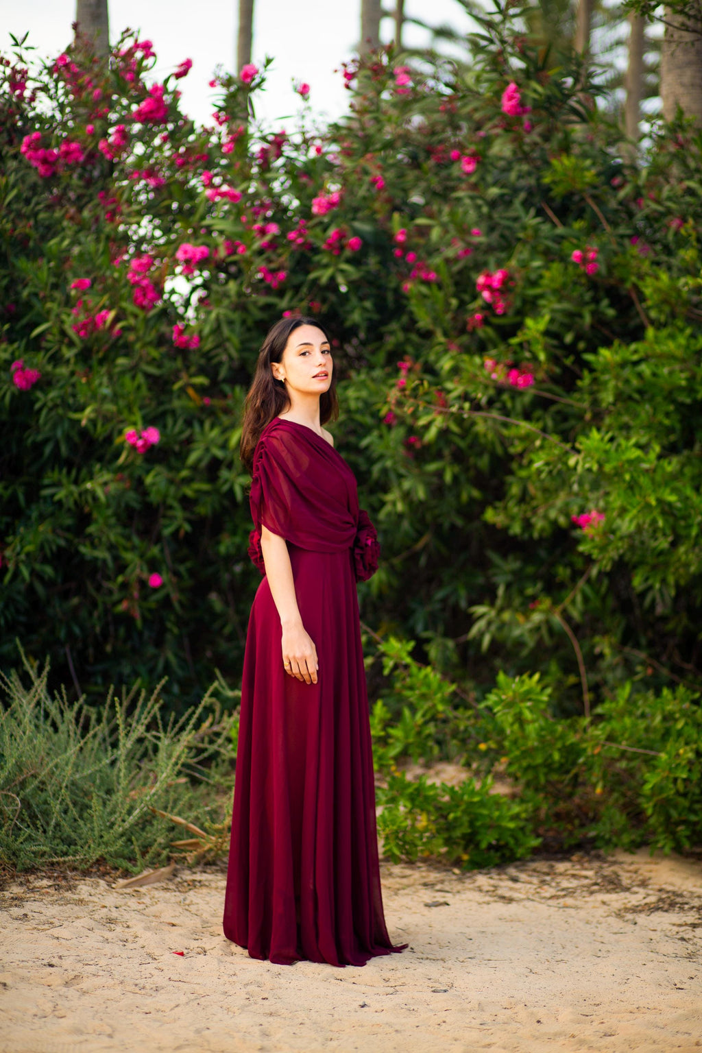 Robe de bal en mousseline à une épaule – Détail floral amovible à la taille, sur mesure
