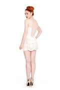 Blanche – Mini-robe de mariée bustier avec dos corset et détail de rose sur la hanche