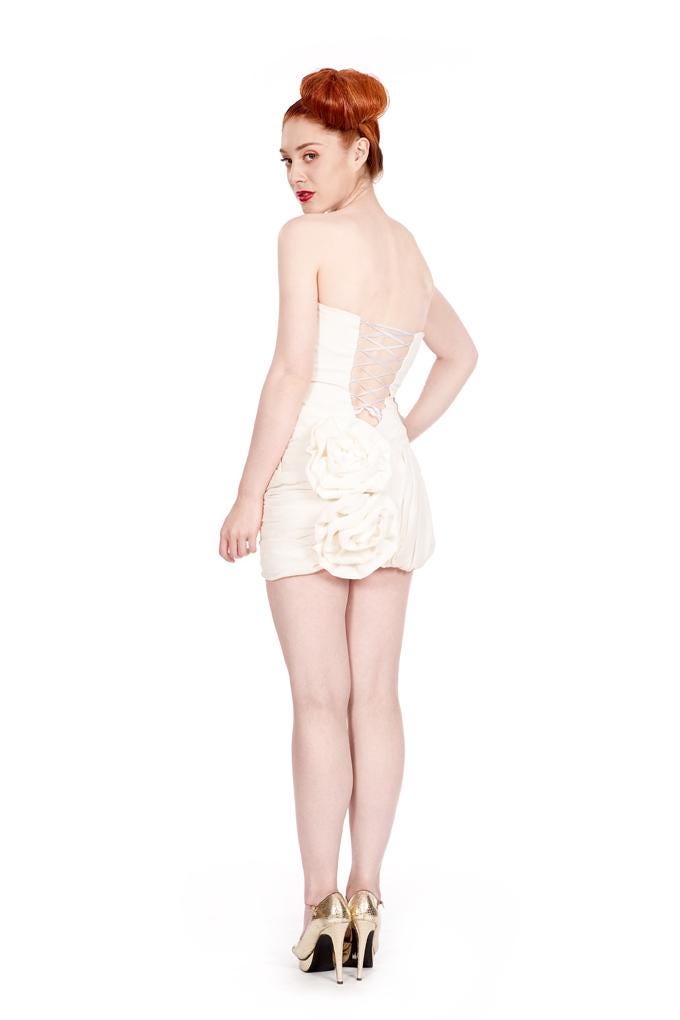 Blanche – Mini-robe de mariée bustier avec dos corset et détail de rose sur la hanche