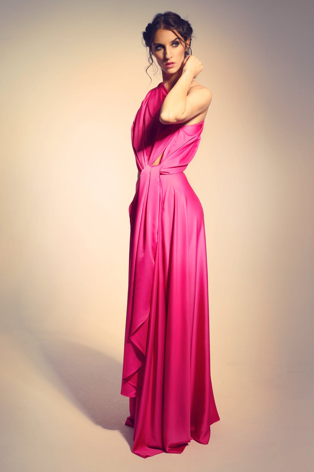 Vivien – Robe longue en satin à une épaule avec découpe latérale