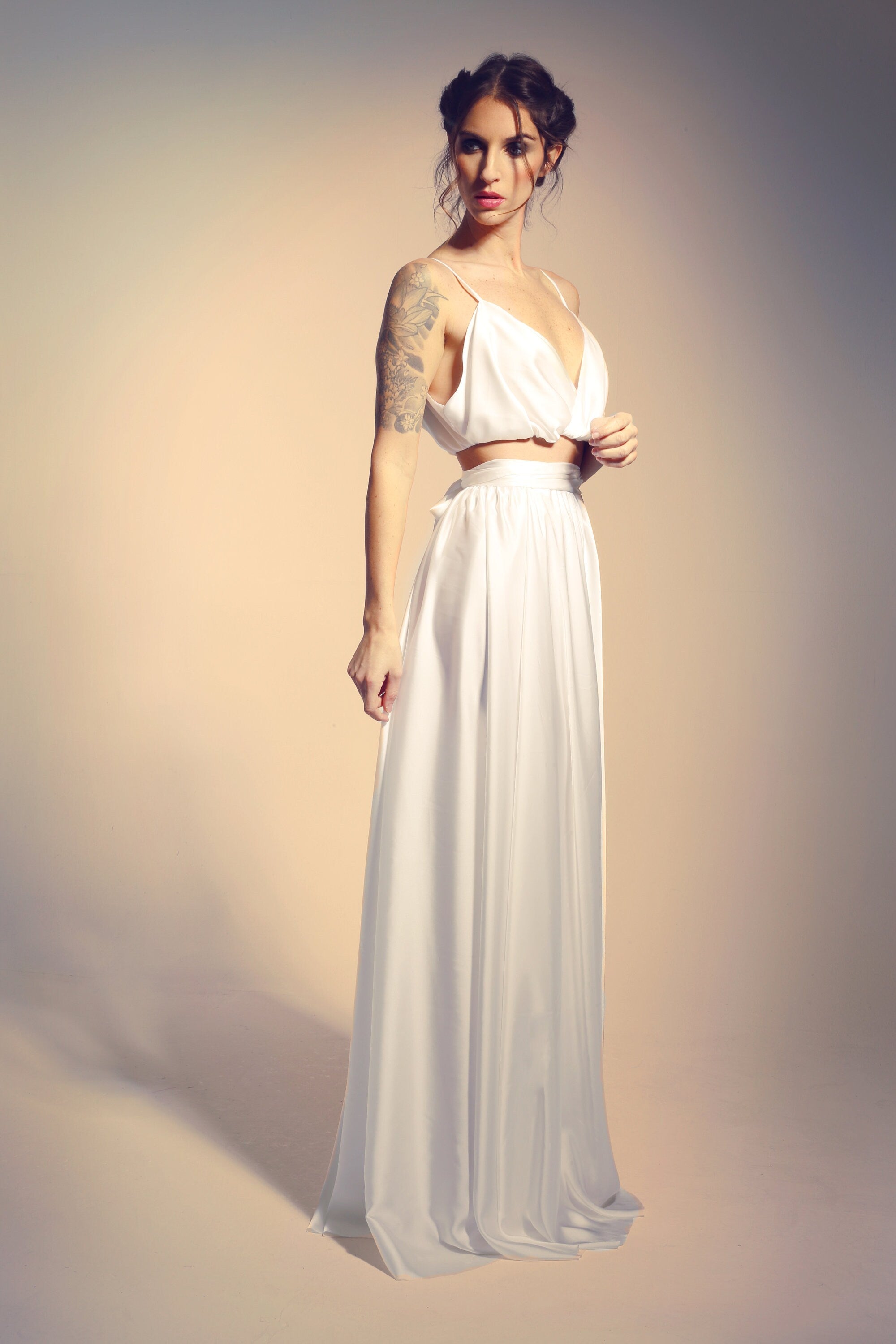 Ensemble de mariage en satin – Jupe fluide et crop top avec ceinture à la taille