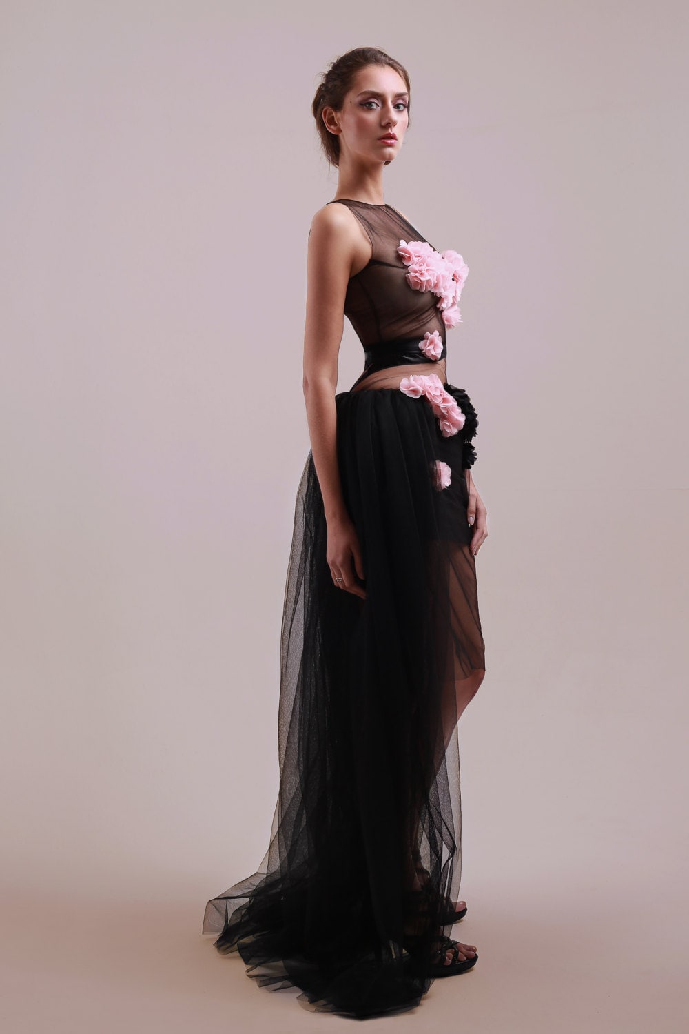 Orchidea – Robe longue en tulle noir transparent avec applications florales 3D