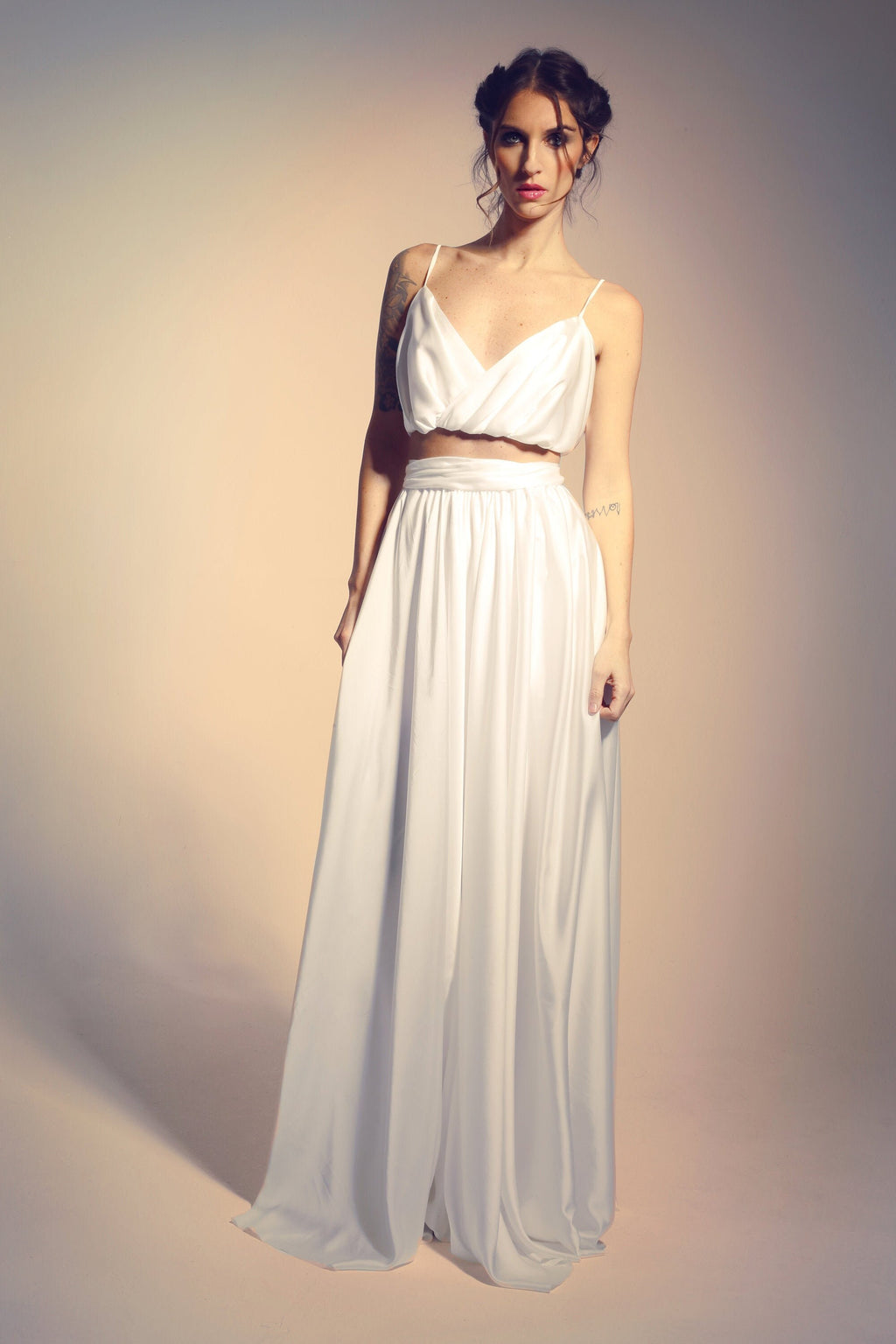 Ensemble de mariage en satin – Jupe fluide et crop top avec ceinture à la taille