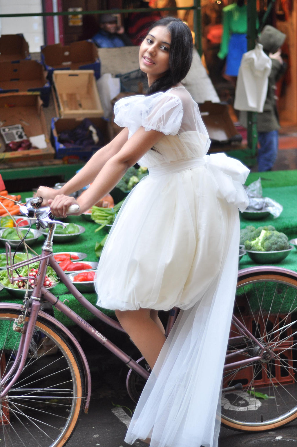 Sofia – Robe de mariée midi vintage à manches bouffantes et nœud dans le dos