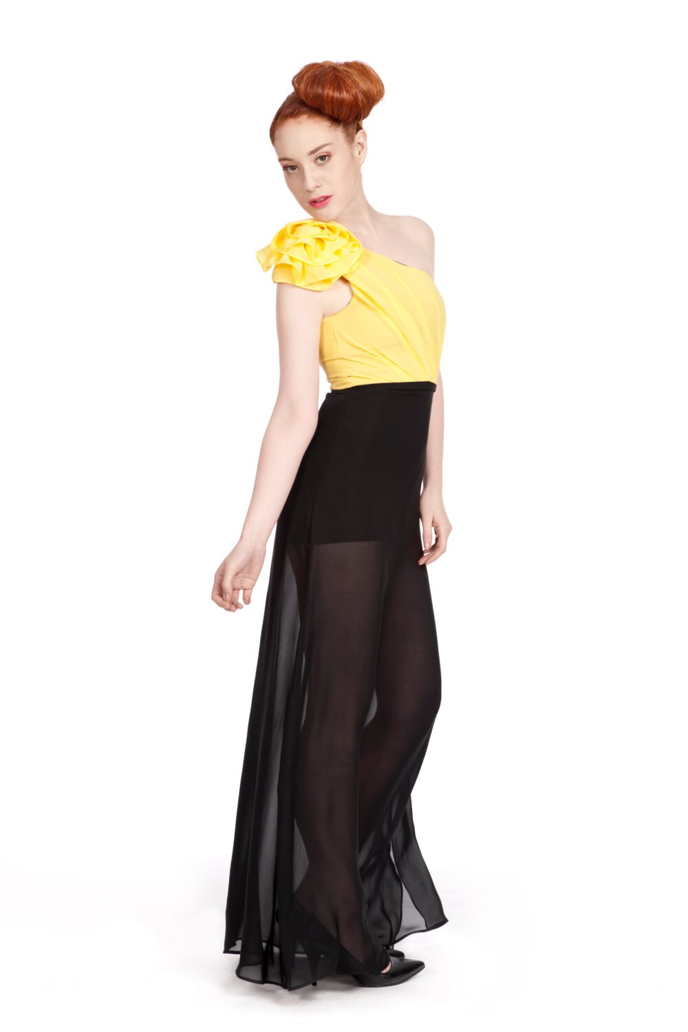 Celeste – Robe en mousseline à une épaule avec fleur faite à la main