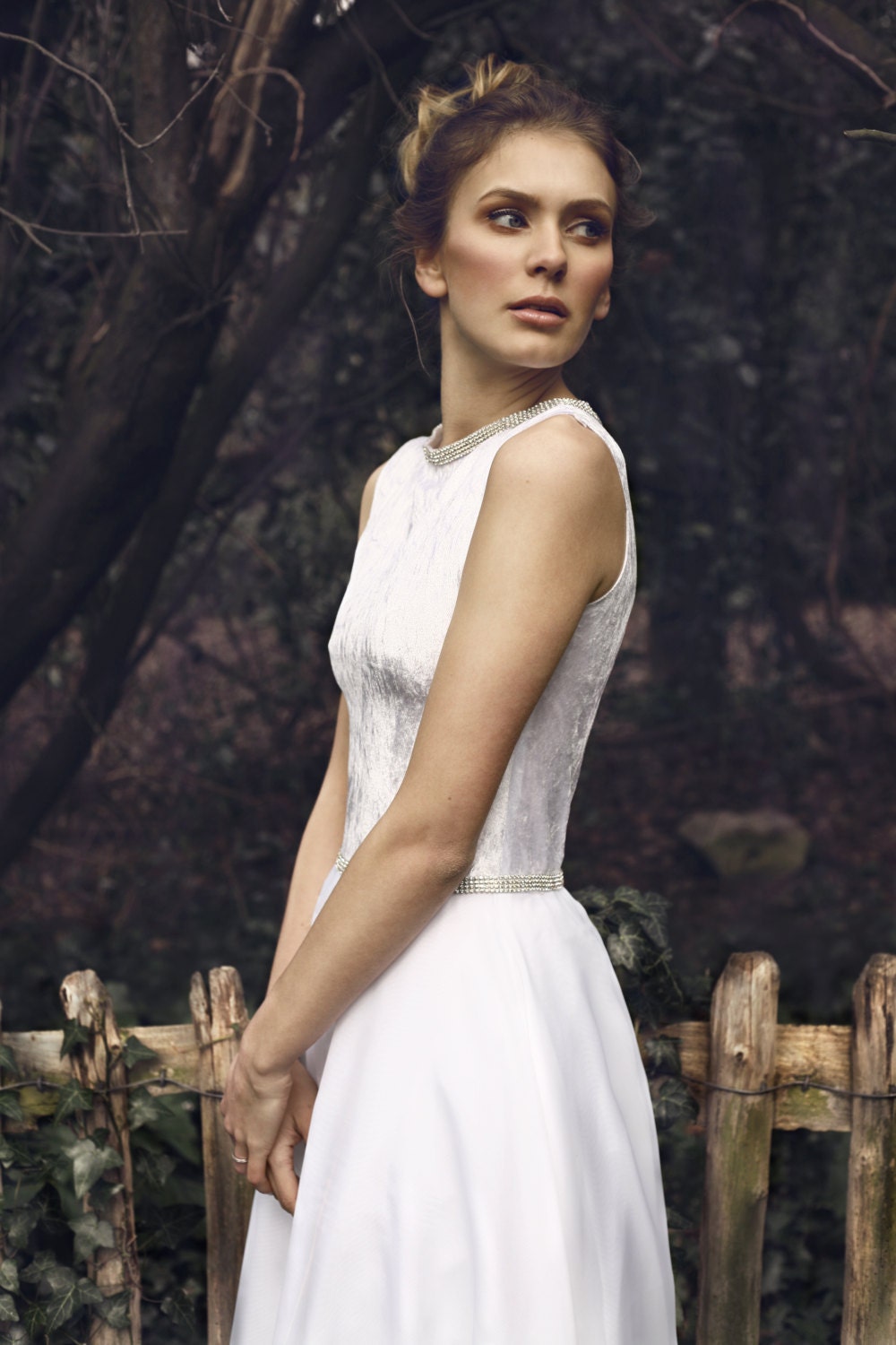 Robe de mariée princesse avec bustier en velours, jupe en organza et détails en cristal
