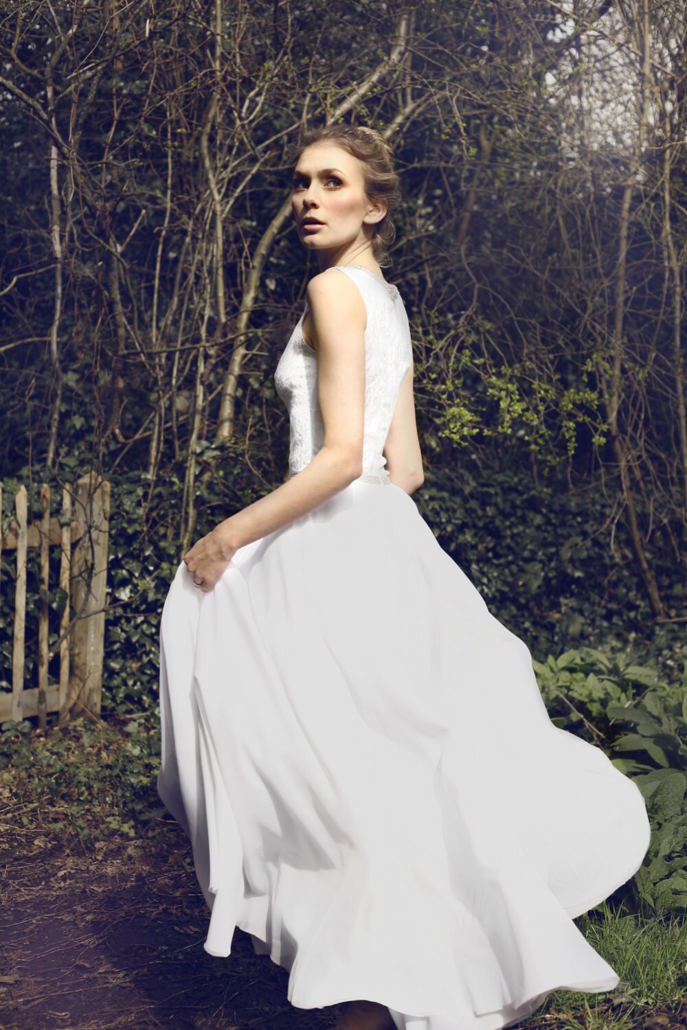 Robe de mariée princesse avec bustier en velours, jupe en organza et détails en cristal