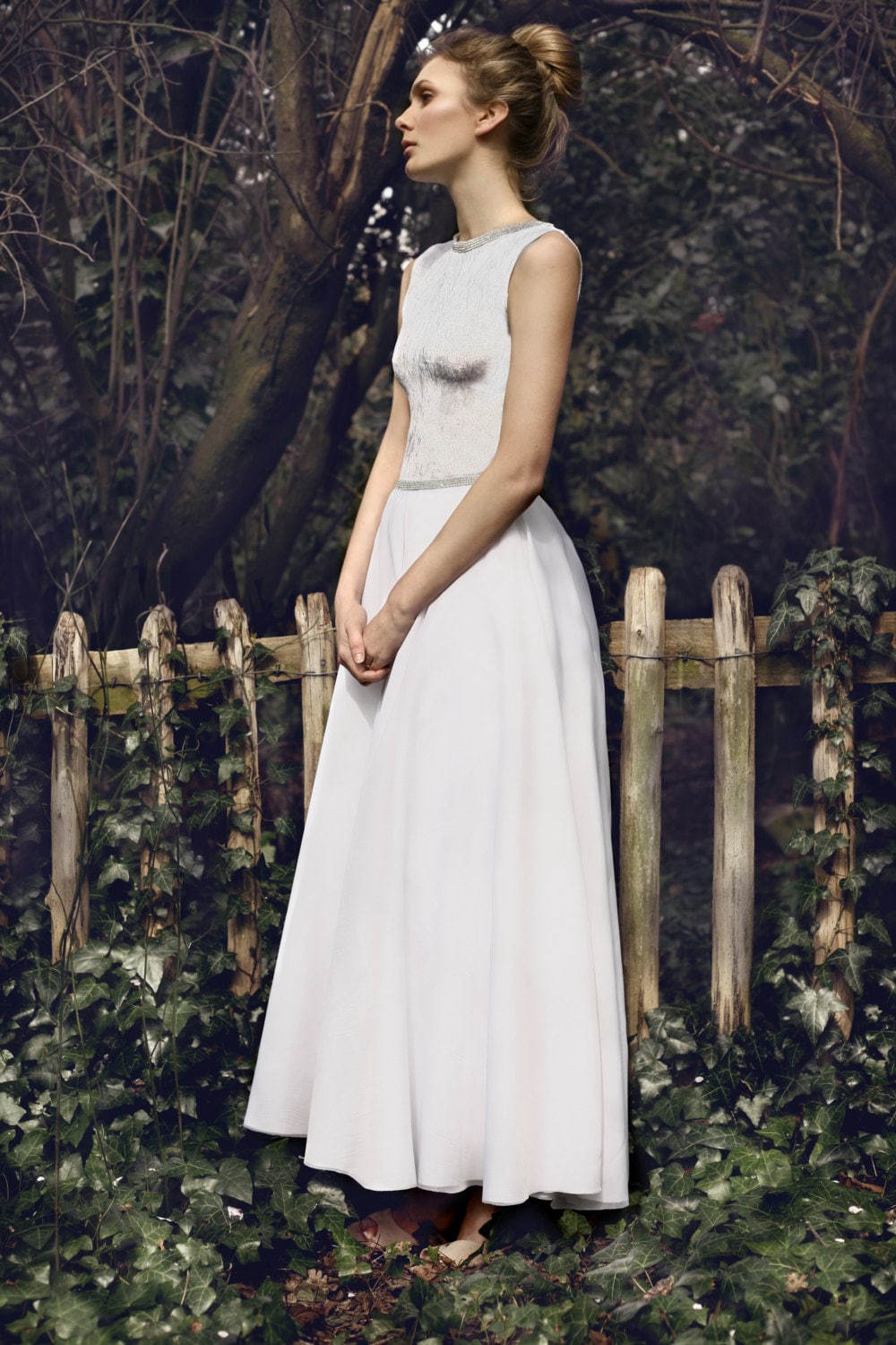 Robe de mariée princesse avec bustier en velours, jupe en organza et détails en cristal