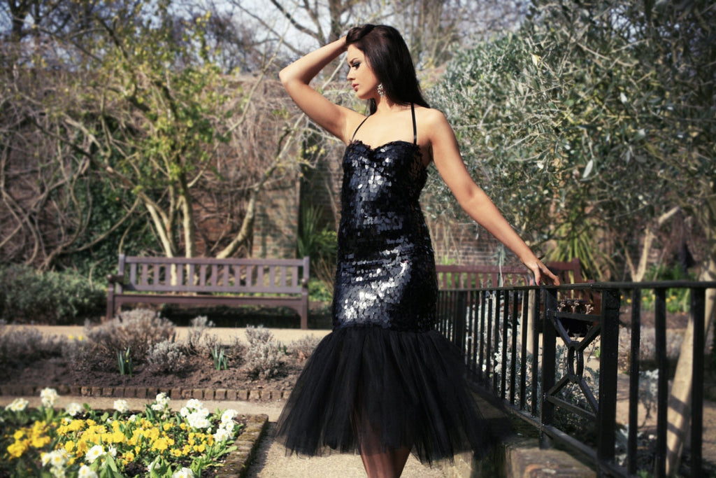 Cha Cha – Robe dos nu à sequins avec ourlet en tulle