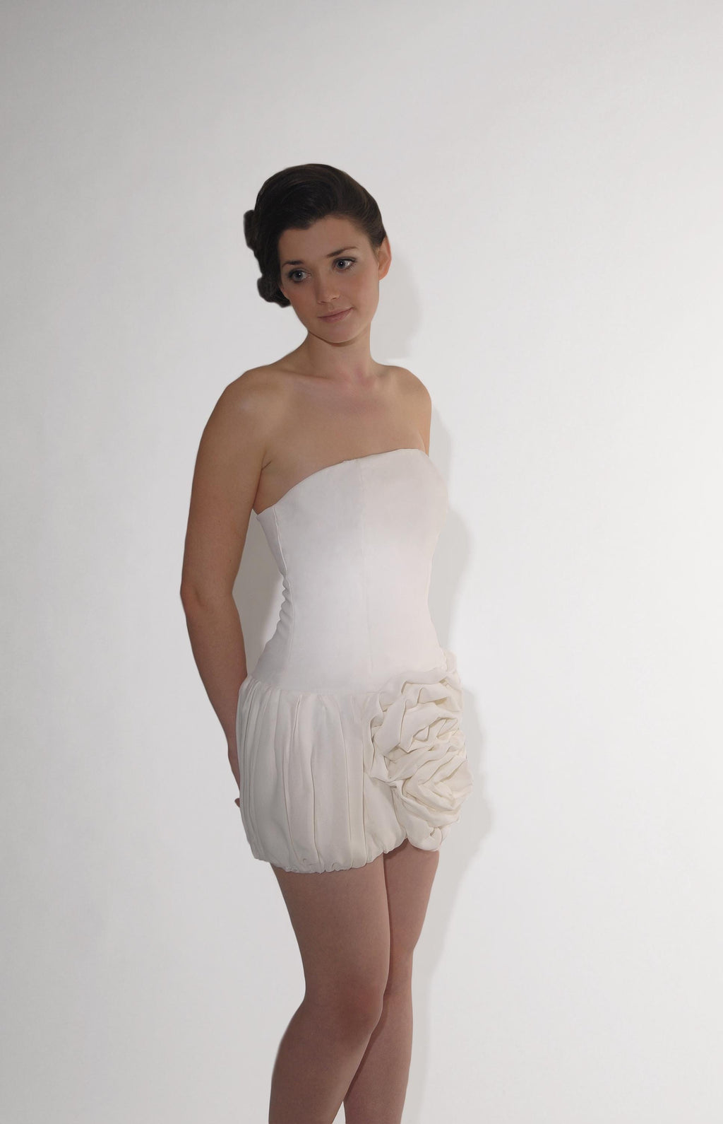 Blanche – Mini-robe de mariée bustier avec dos corset et détail de rose sur la hanche
