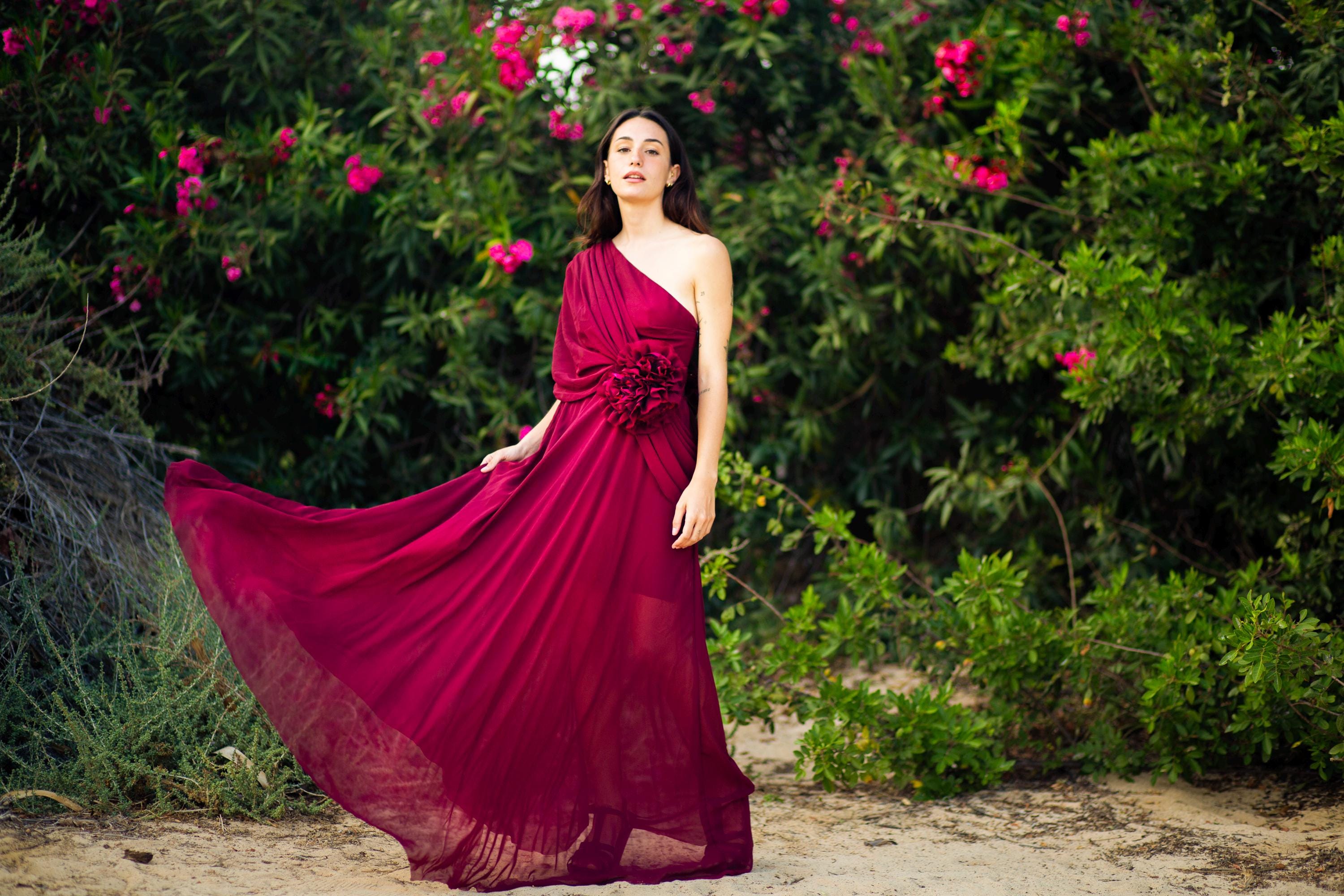 Robe de bal en mousseline à une épaule – Détail floral amovible à la taille, sur mesure