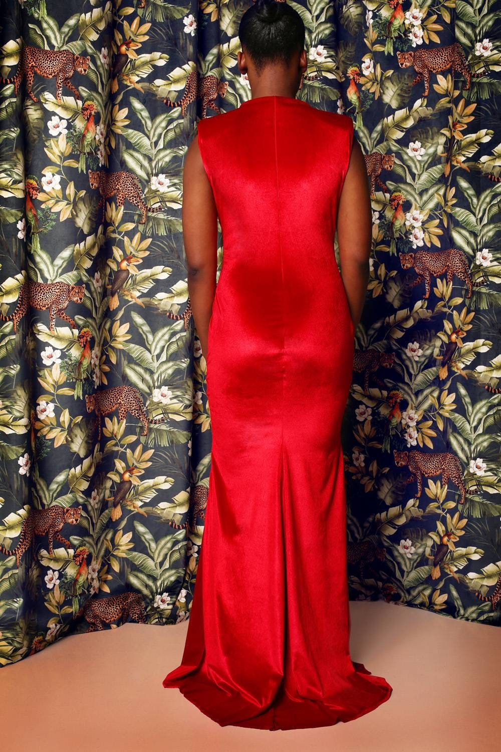 Robe de soirée sirène en velours rouge avec épaules rembourrées