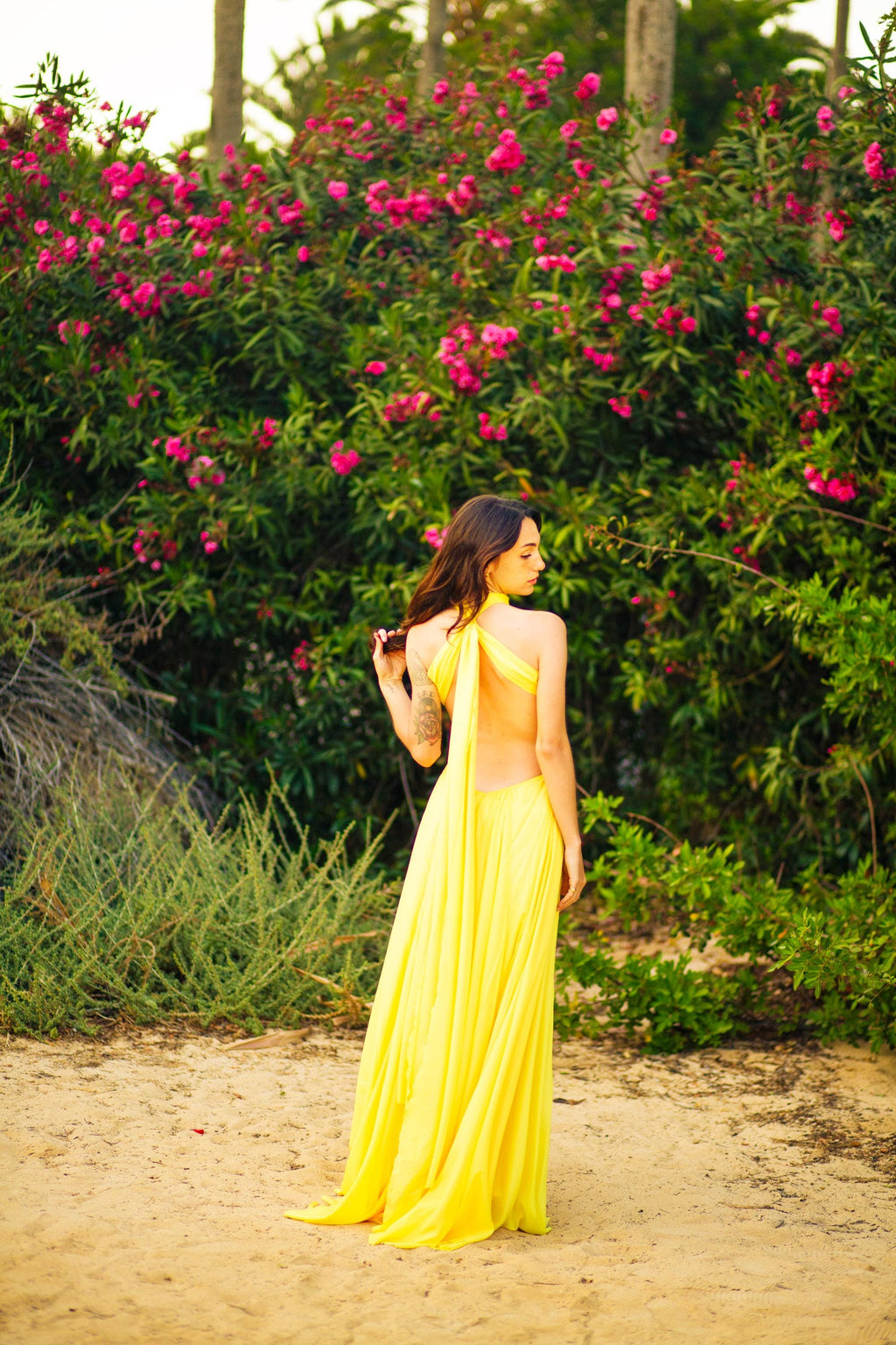 Robe Venus – Robe en mousseline à dos nu avec dos ouvert et nœud à l'encolure, sur mesure