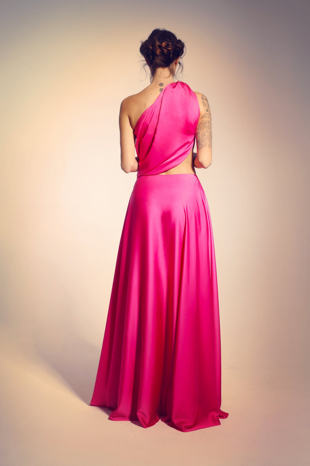 Vivien – Robe longue en satin à une épaule avec découpe latérale