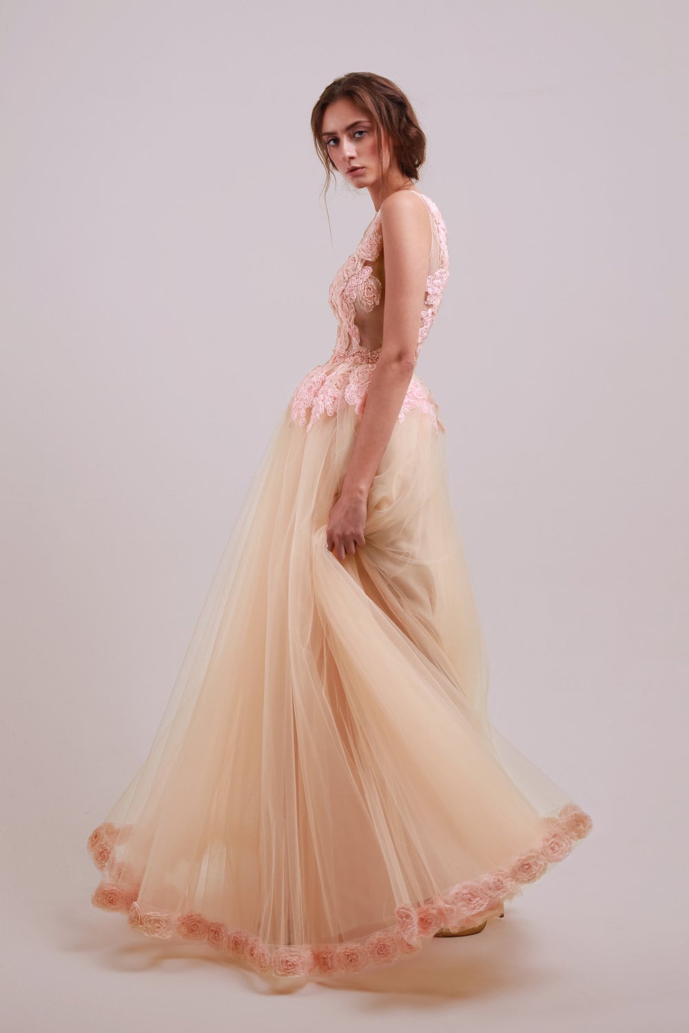 Robe de mariée romantique en dentelle et tulle à dos ouvert – Sur mesure