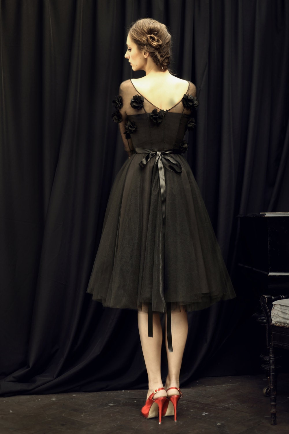 Classe moderne – Robe en tulle floral 3D avec manches transparentes, sur mesure