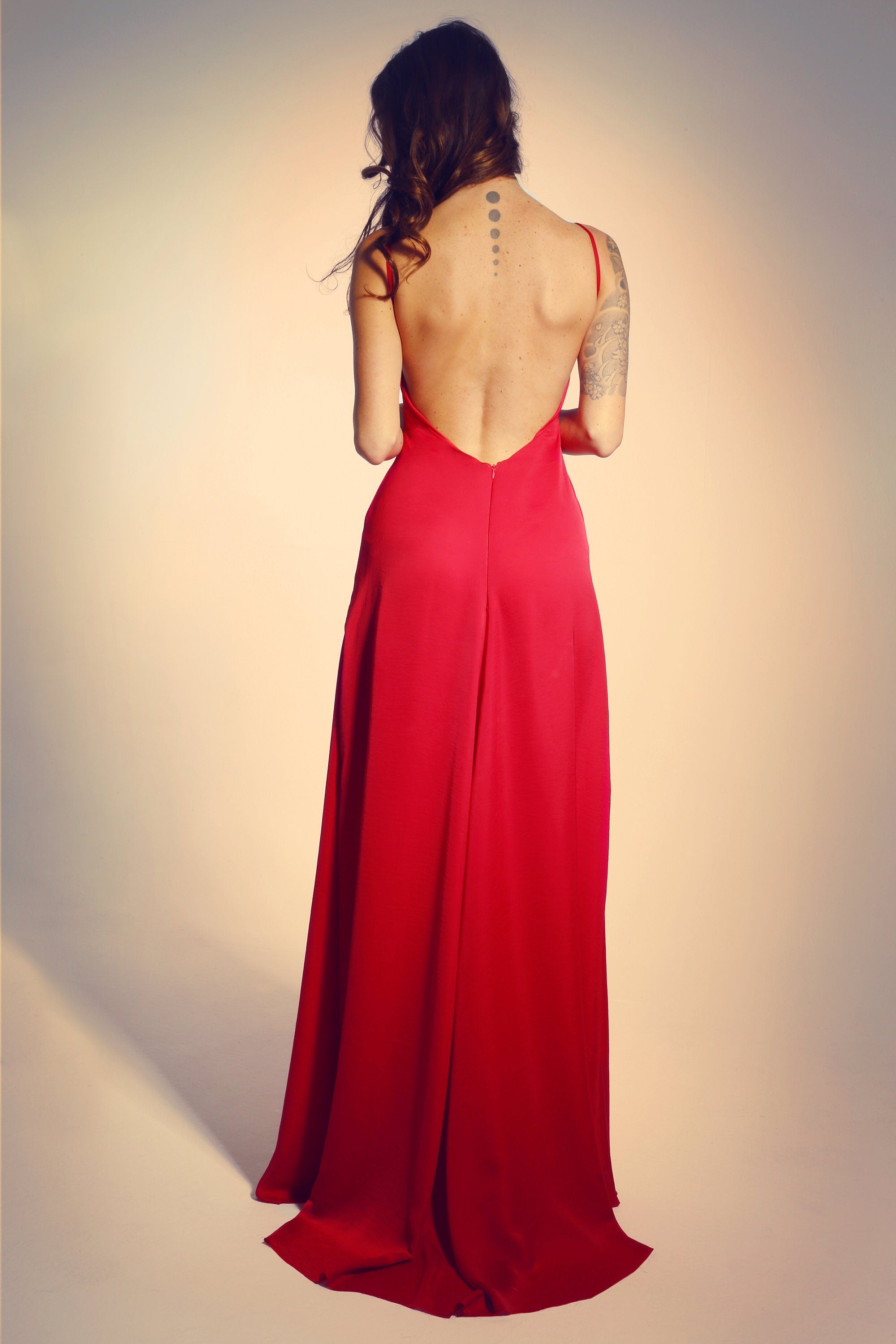 Robe de soirée Mulholland en satin de soie à dos ouvert et bretelles fines