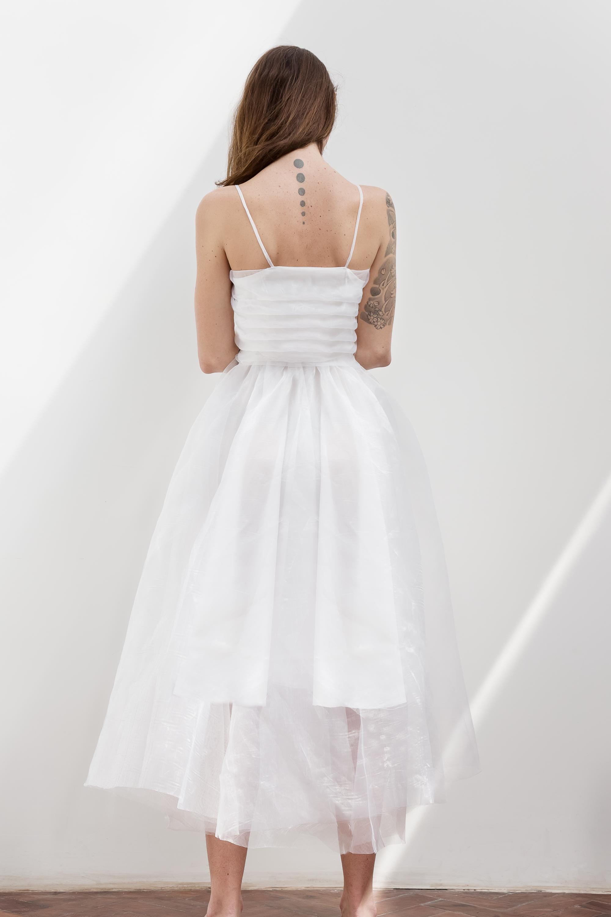 Robe de mariée bouffante en organza avec corsage plissé et fines bretelles