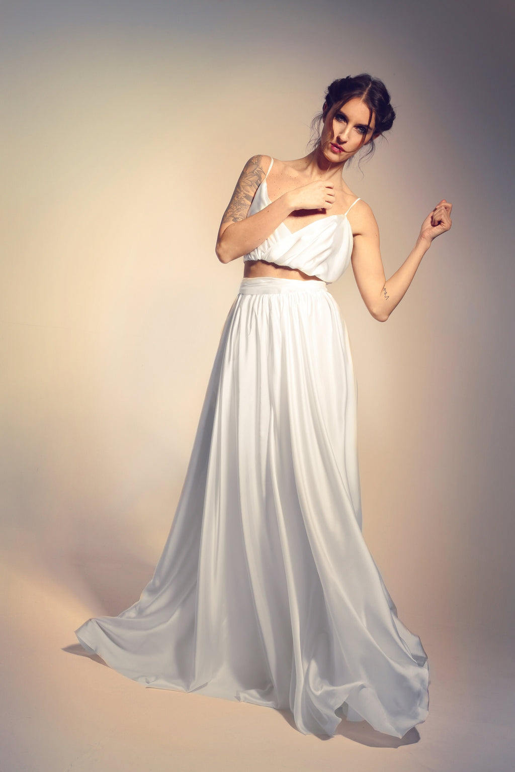 Ensemble de mariage en satin – Jupe fluide et crop top avec ceinture à la taille